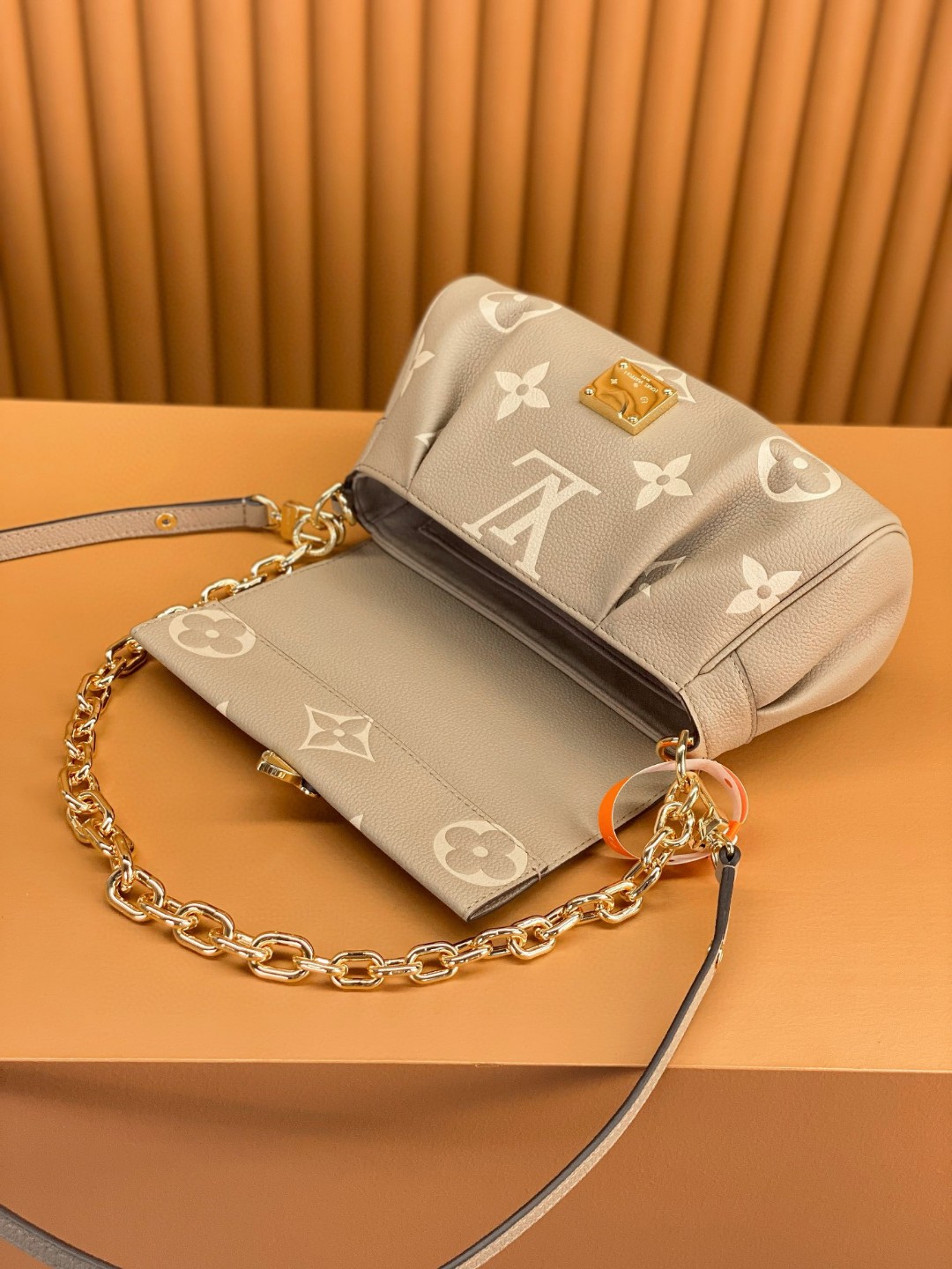 LOUIS VUITTON 路易威登 Favorite 超大老花图案压纹软粒面牛皮 腋下包 斜挎包 单肩包 手提包 大象灰 M45836