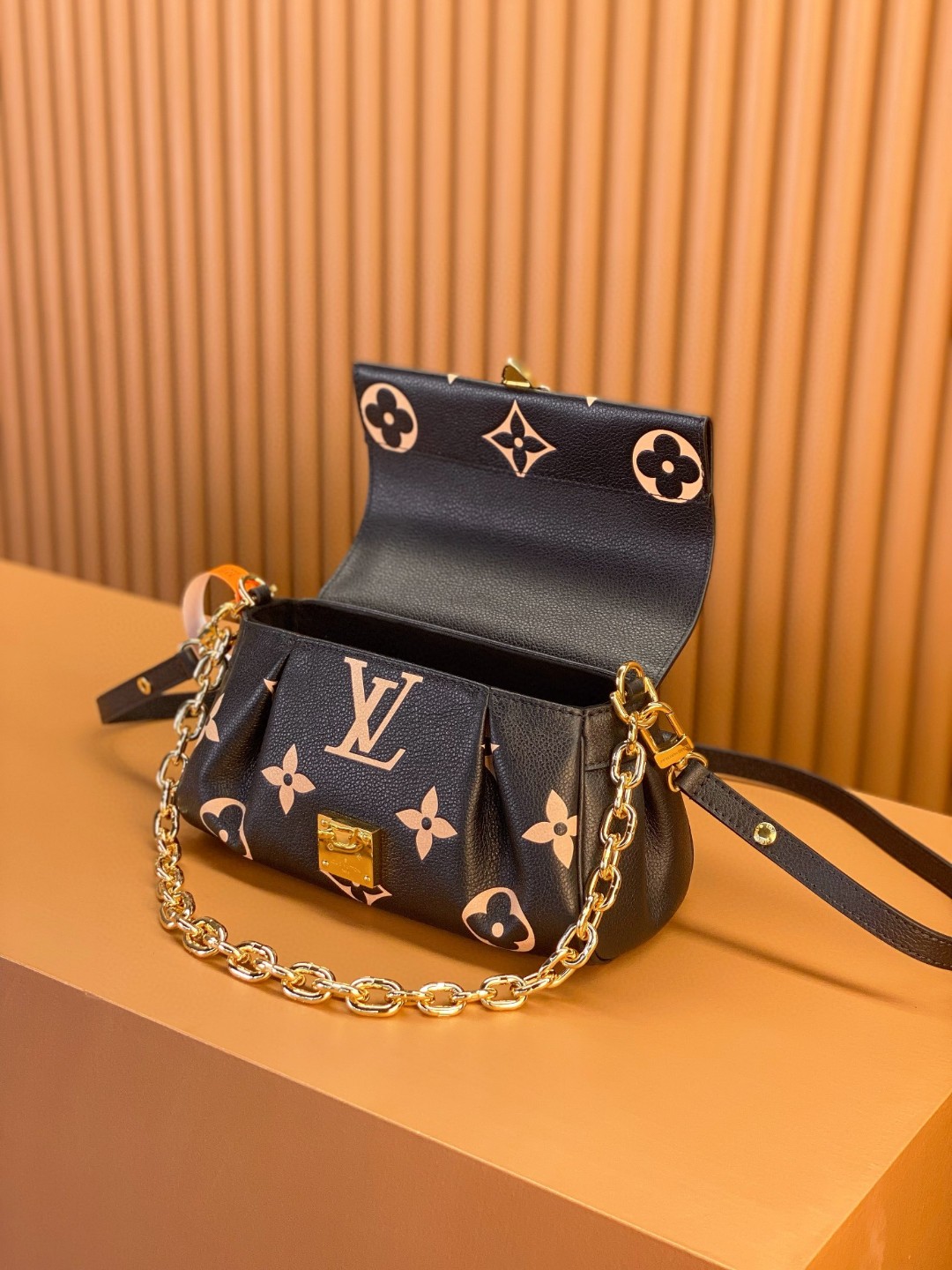 LOUIS VUITTON 路易威登 Favorite 超大老花图案压纹软粒面牛皮 腋下包 斜挎包 单肩包 手提包 黑色 M45859