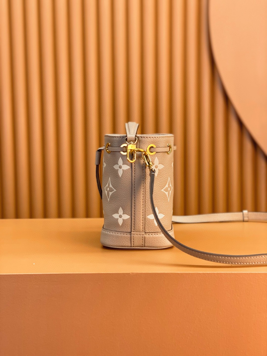 LOUIS VUITTON 路易威登 NOE NANO 通体徽标印花抽绳开合压纹粒面牛皮 水桶包 斜挎包 单肩包 手提包 大象灰 M46291