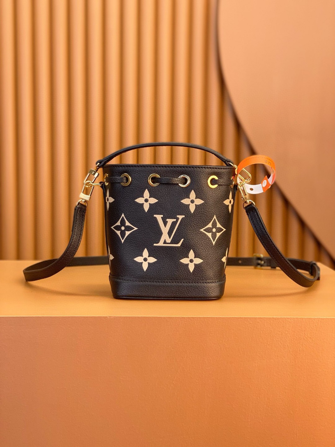 LOUIS VUITTON 路易威登 NOE NANO 通体徽标印花抽绳开合压纹粒面牛皮 水桶包 斜挎包 单肩包 手提包 黑色 