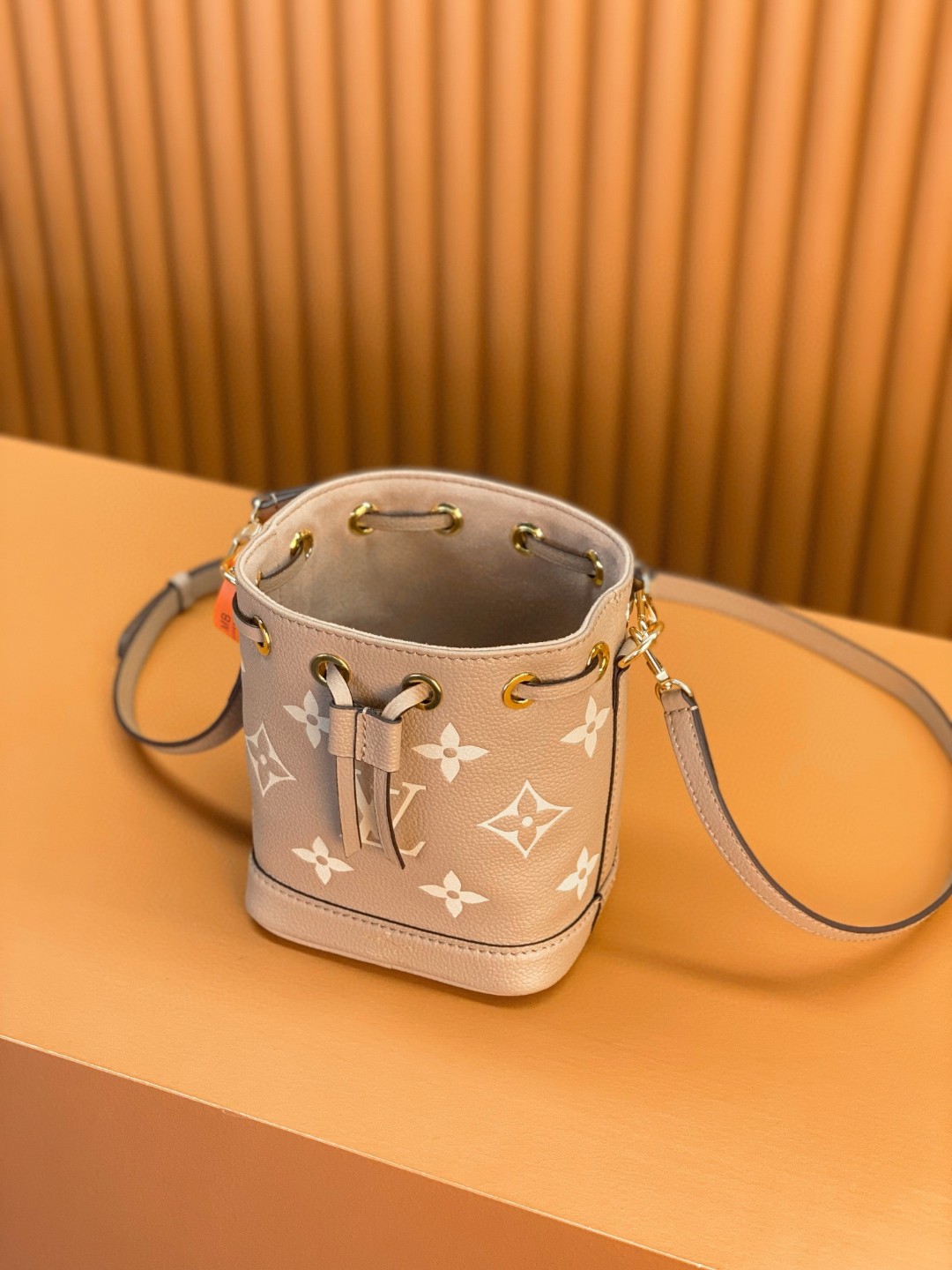 LOUIS VUITTON 路易威登 NOE NANO 通体徽标印花抽绳开合压纹粒面牛皮 水桶包 斜挎包 单肩包 手提包 大象灰 M46291