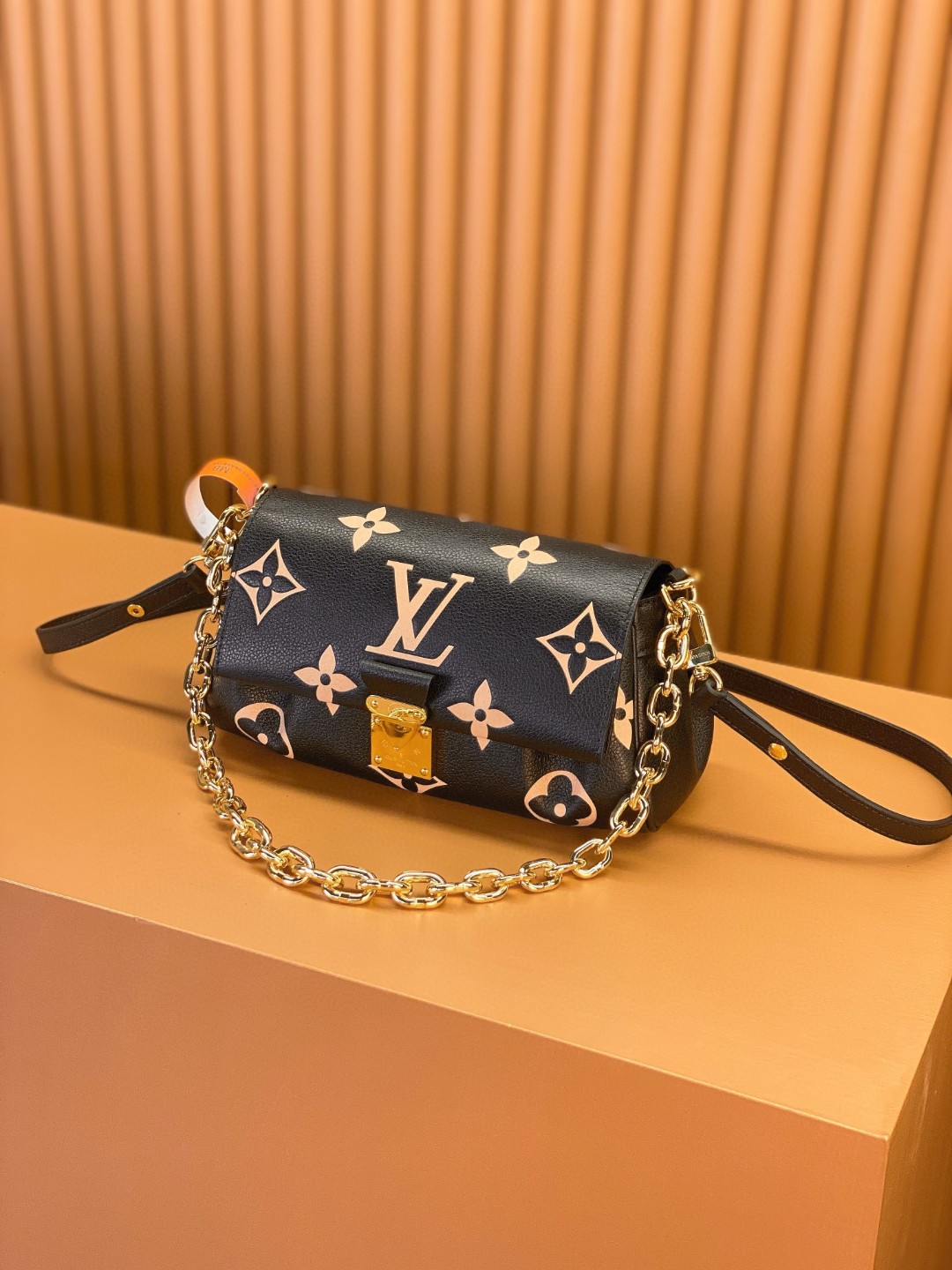 LOUIS VUITTON 路易威登 Favorite 超大老花图案压纹软粒面牛皮 腋下包 斜挎包 单肩包 手提包 黑色 M45859