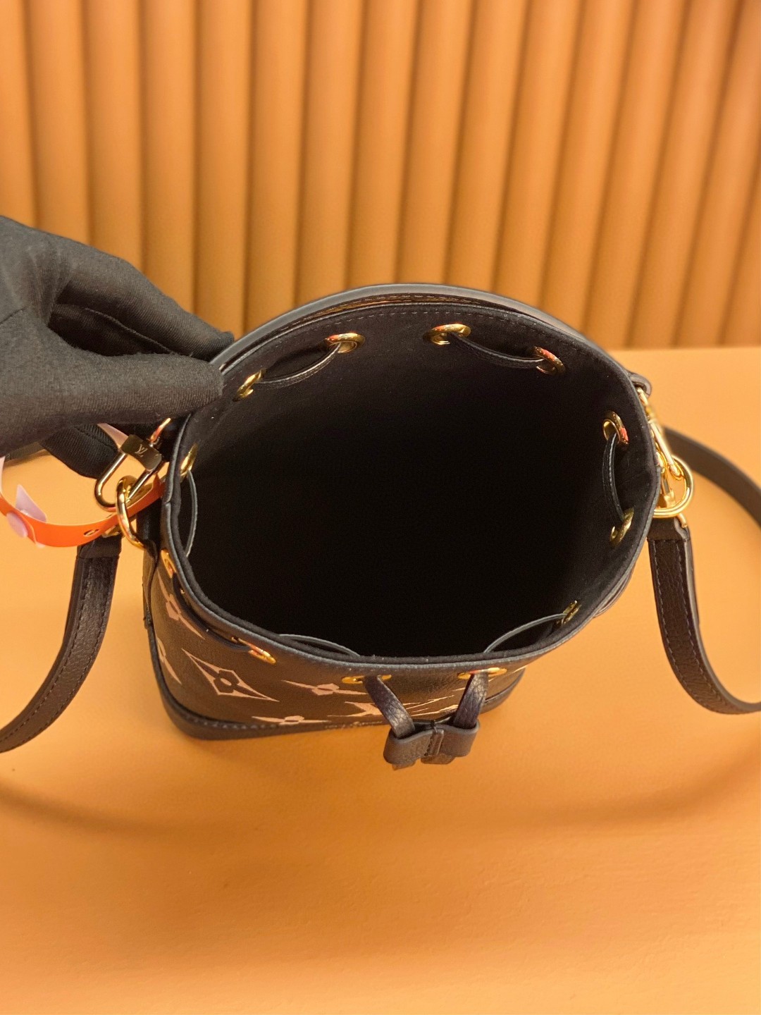 LOUIS VUITTON 路易威登 NOE NANO 通体徽标印花抽绳开合压纹粒面牛皮 水桶包 斜挎包 单肩包 手提包 黑色 