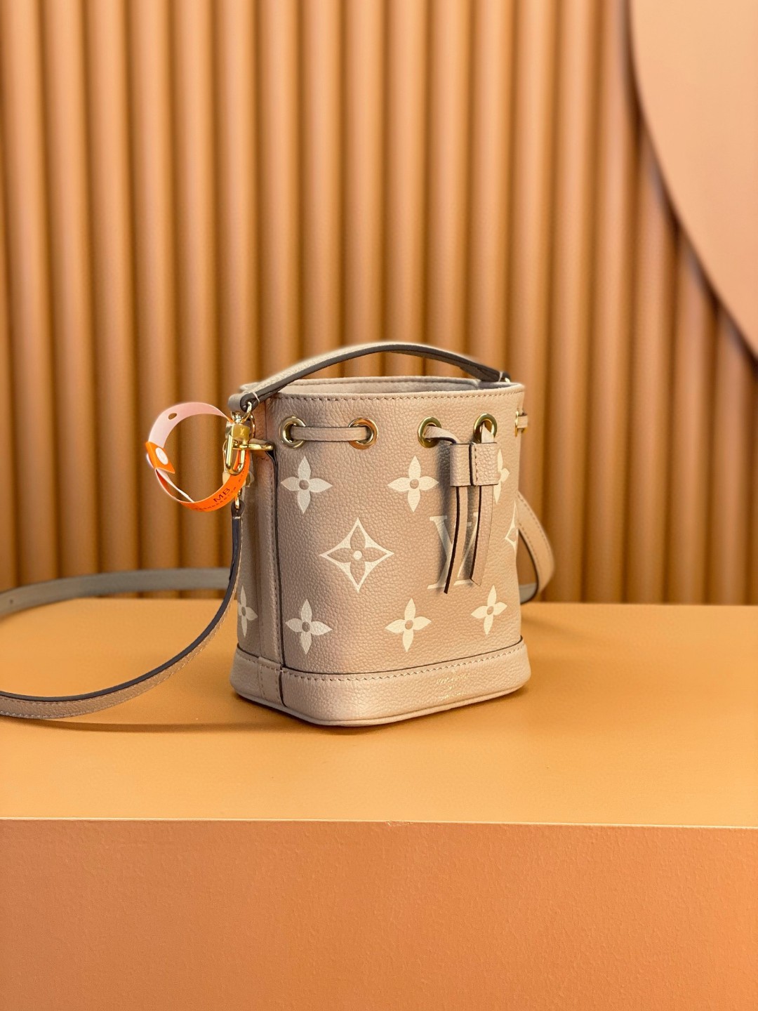 LOUIS VUITTON 路易威登 NOE NANO 通体徽标印花抽绳开合压纹粒面牛皮 水桶包 斜挎包 单肩包 手提包 大象灰 M46291