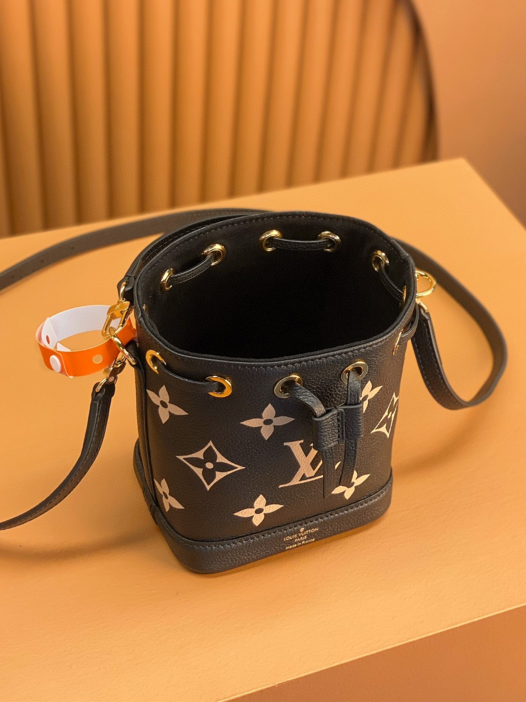 LOUIS VUITTON 路易威登 NOE NANO 通体徽标印花抽绳开合压纹粒面牛皮 水桶包 斜挎包 单肩包 手提包 黑色 