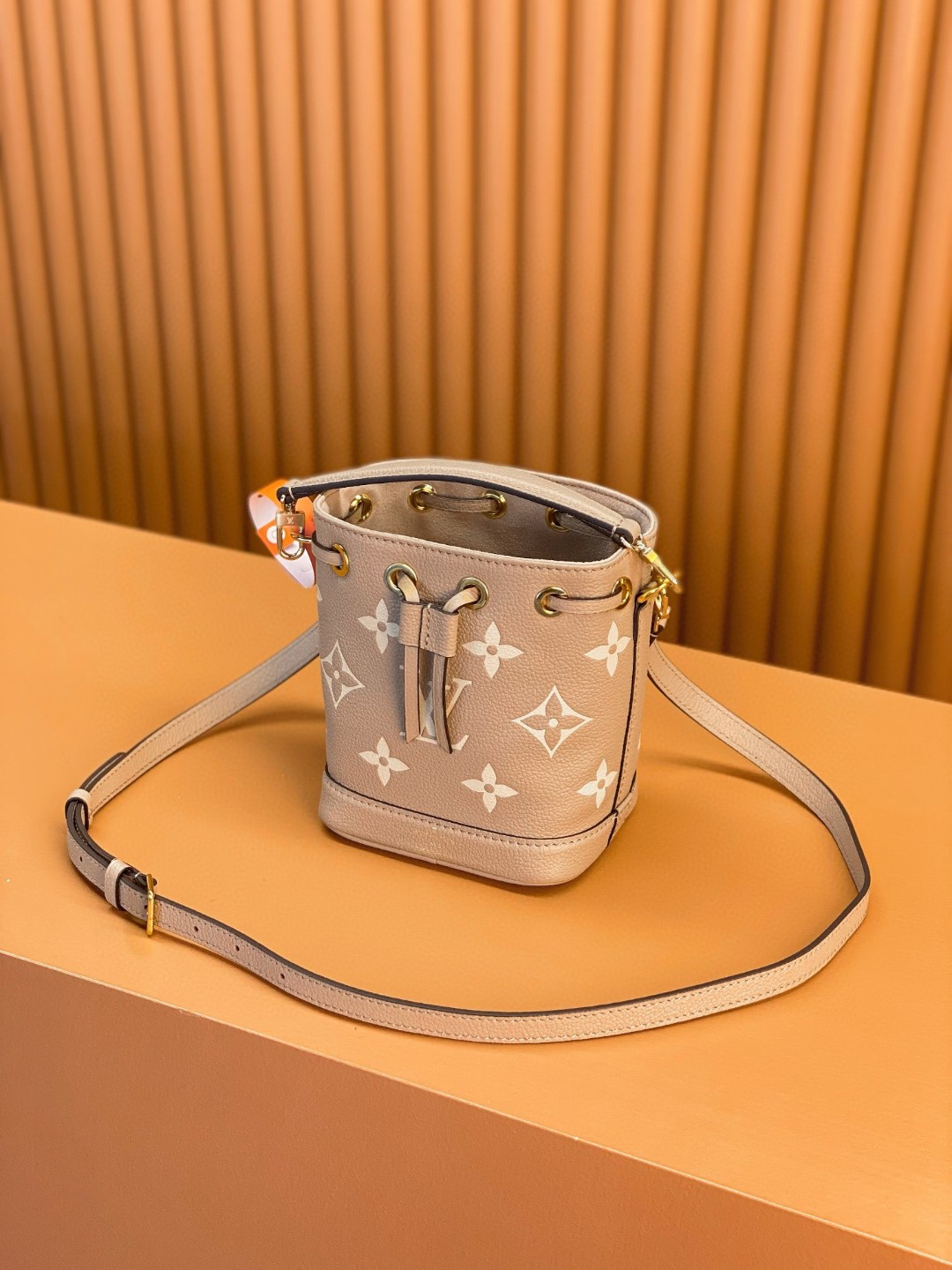 LOUIS VUITTON 路易威登 NOE NANO 通体徽标印花抽绳开合压纹粒面牛皮 水桶包 斜挎包 单肩包 手提包 大象灰 M46291