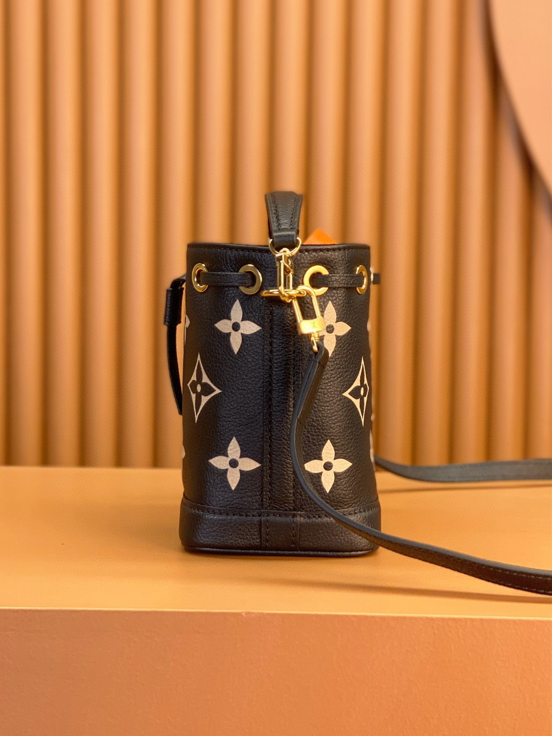 LOUIS VUITTON 路易威登 NOE NANO 通体徽标印花抽绳开合压纹粒面牛皮 水桶包 斜挎包 单肩包 手提包 黑色 