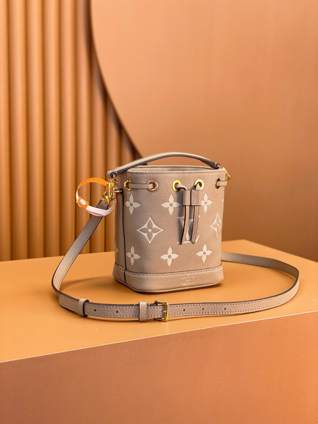 LOUIS VUITTON 路易威登 NOE NANO 通体徽标印花抽绳开合压纹粒面牛皮 水桶包 斜挎包 单肩包 手提包 大象灰 M46291