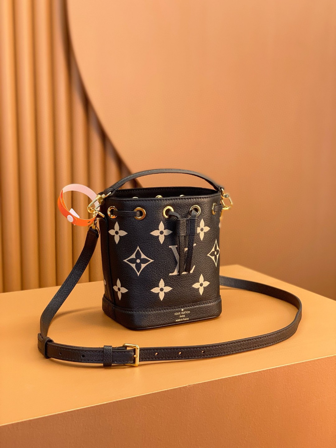 LOUIS VUITTON 路易威登 NOE NANO 通体徽标印花抽绳开合压纹粒面牛皮 水桶包 斜挎包 单肩包 手提包 黑色 