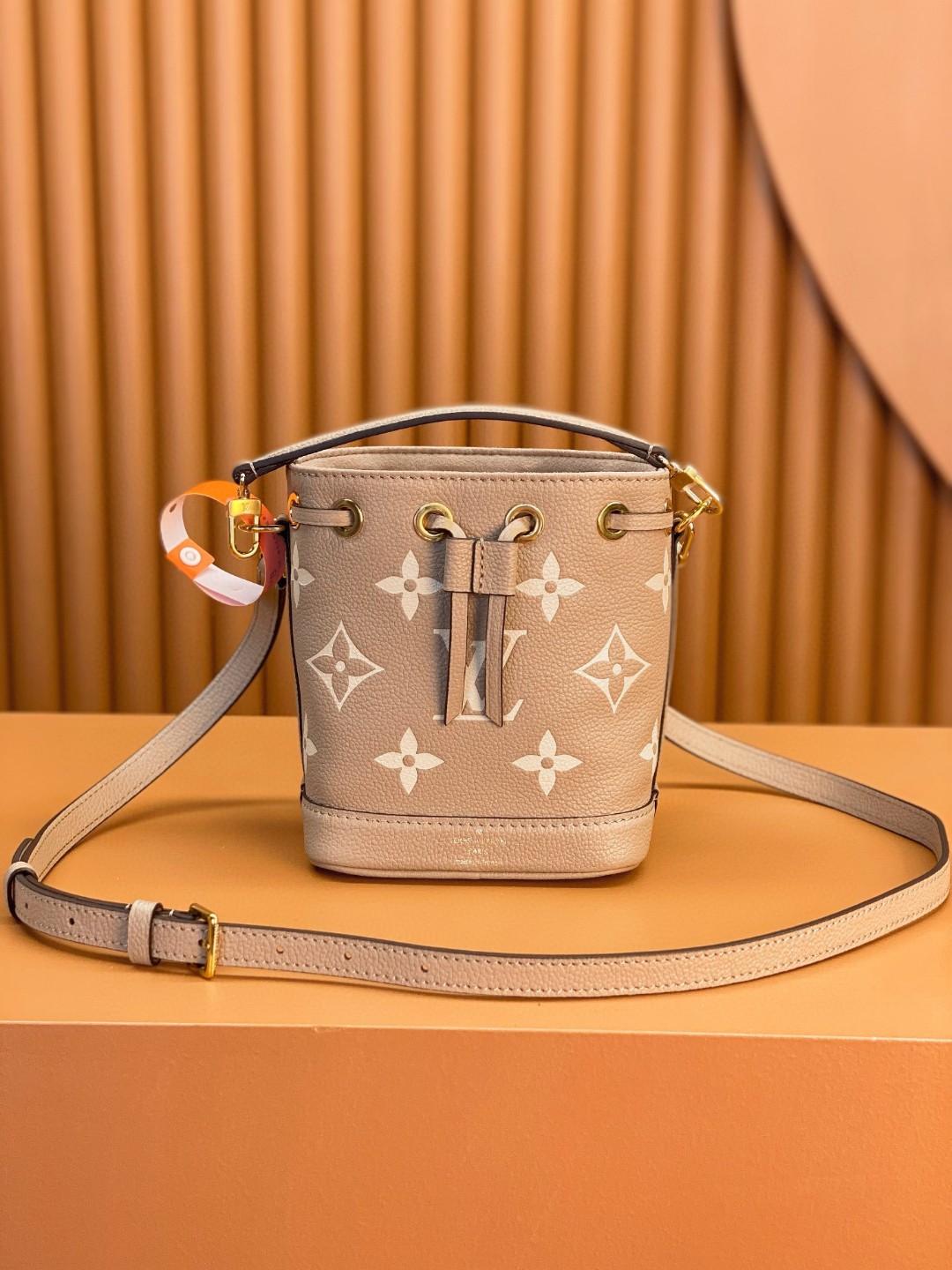 LOUIS VUITTON 路易威登 NOE NANO 通体徽标印花抽绳开合压纹粒面牛皮 水桶包 斜挎包 单肩包 手提包 大象灰 M46291