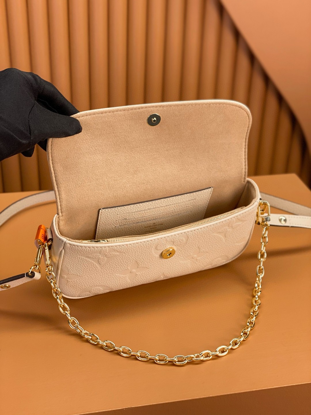 LOUIS VUITTON 路易威登 IVY 金属链条老花满印牛皮革 法棍包 腋下包 斜挎包 单肩包 手提包 白色 M82210