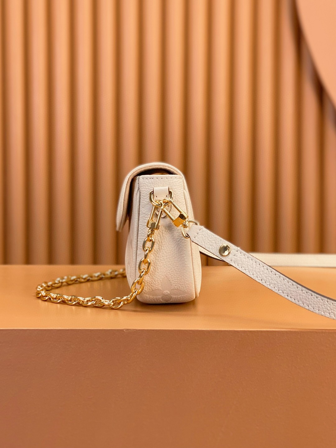 LOUIS VUITTON 路易威登 IVY 金属链条老花满印牛皮革 法棍包 腋下包 斜挎包 单肩包 手提包 白色 M82210