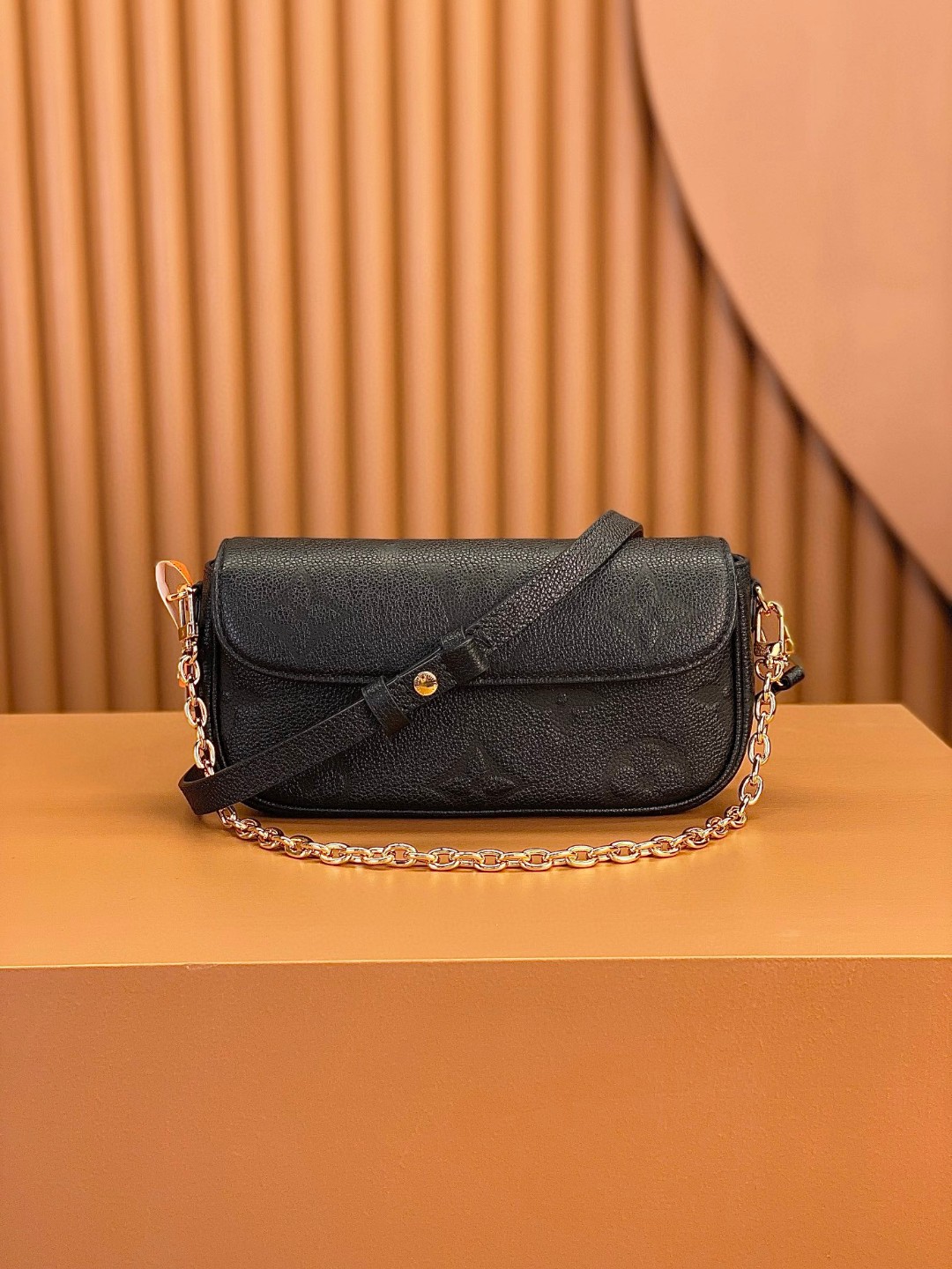 LOUIS VUITTON 路易威登 IVY 金属链条老花满印牛皮革 法棍包 腋下包 斜挎包 单肩包 手提包 黑色 M82154