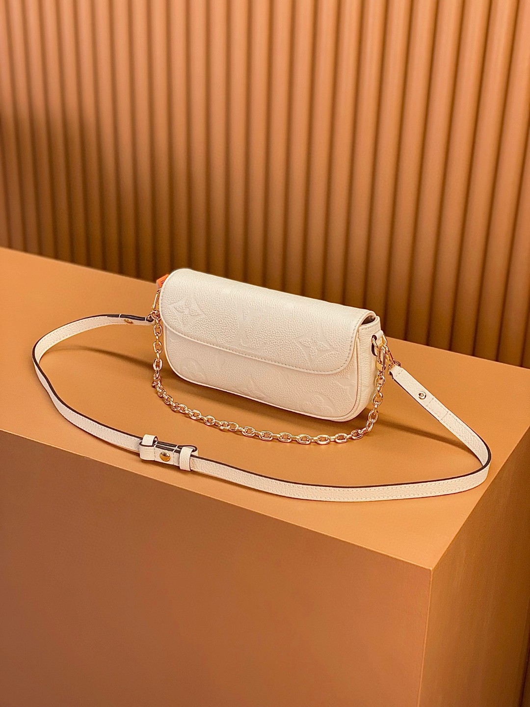 LOUIS VUITTON 路易威登 IVY 金属链条老花满印牛皮革 法棍包 腋下包 斜挎包 单肩包 手提包 白色 M82210