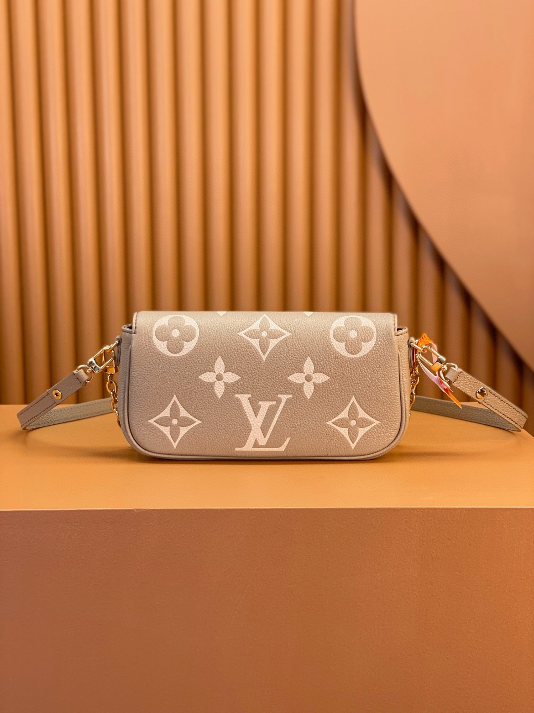 LOUIS VUITTON 路易威登 IVY 金属链条老花满印牛皮革 法棍包 腋下包 斜挎包 单肩包 手提包 米灰色 M82211