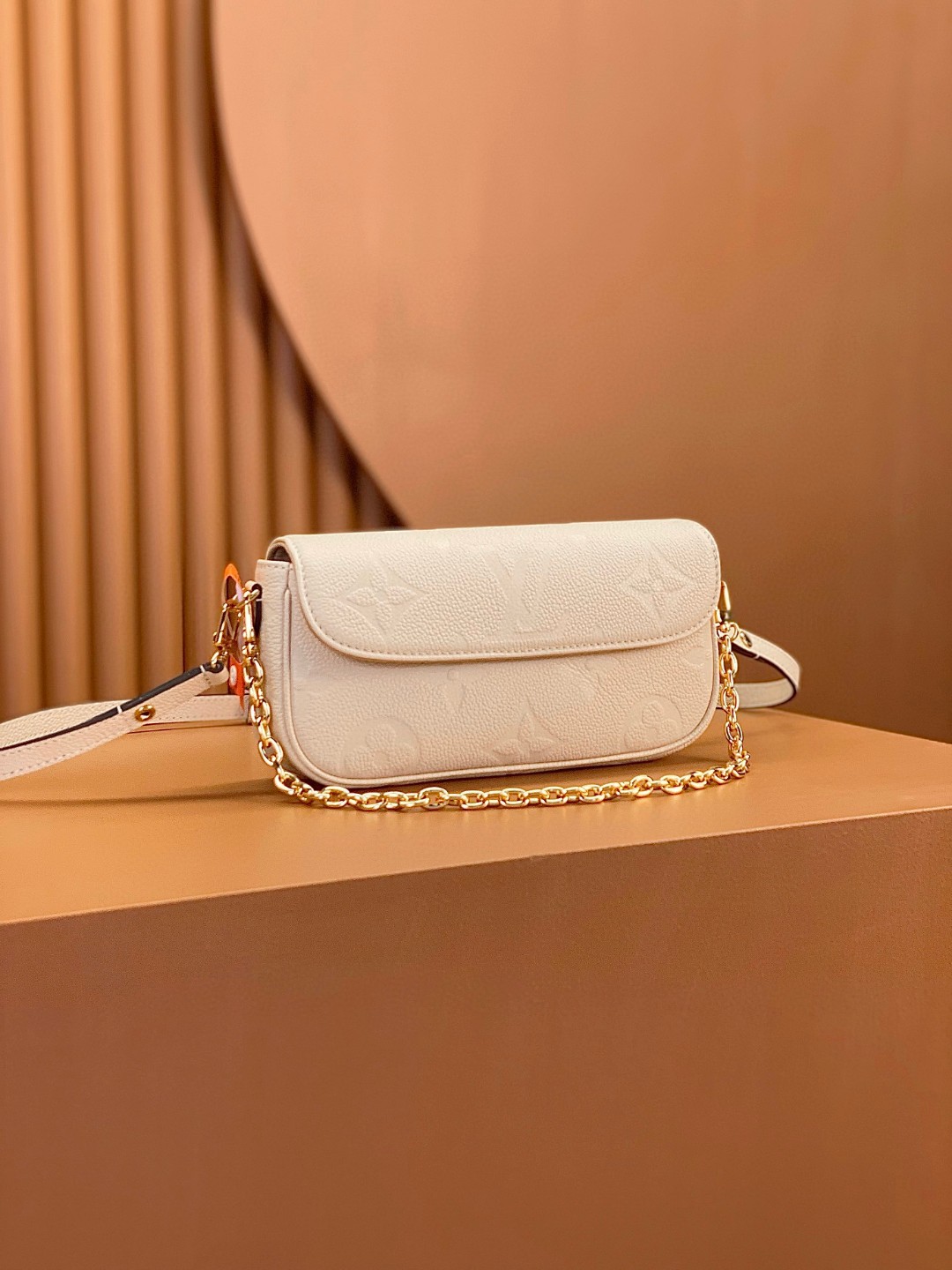 LOUIS VUITTON 路易威登 IVY 金属链条老花满印牛皮革 法棍包 腋下包 斜挎包 单肩包 手提包 白色 M82210