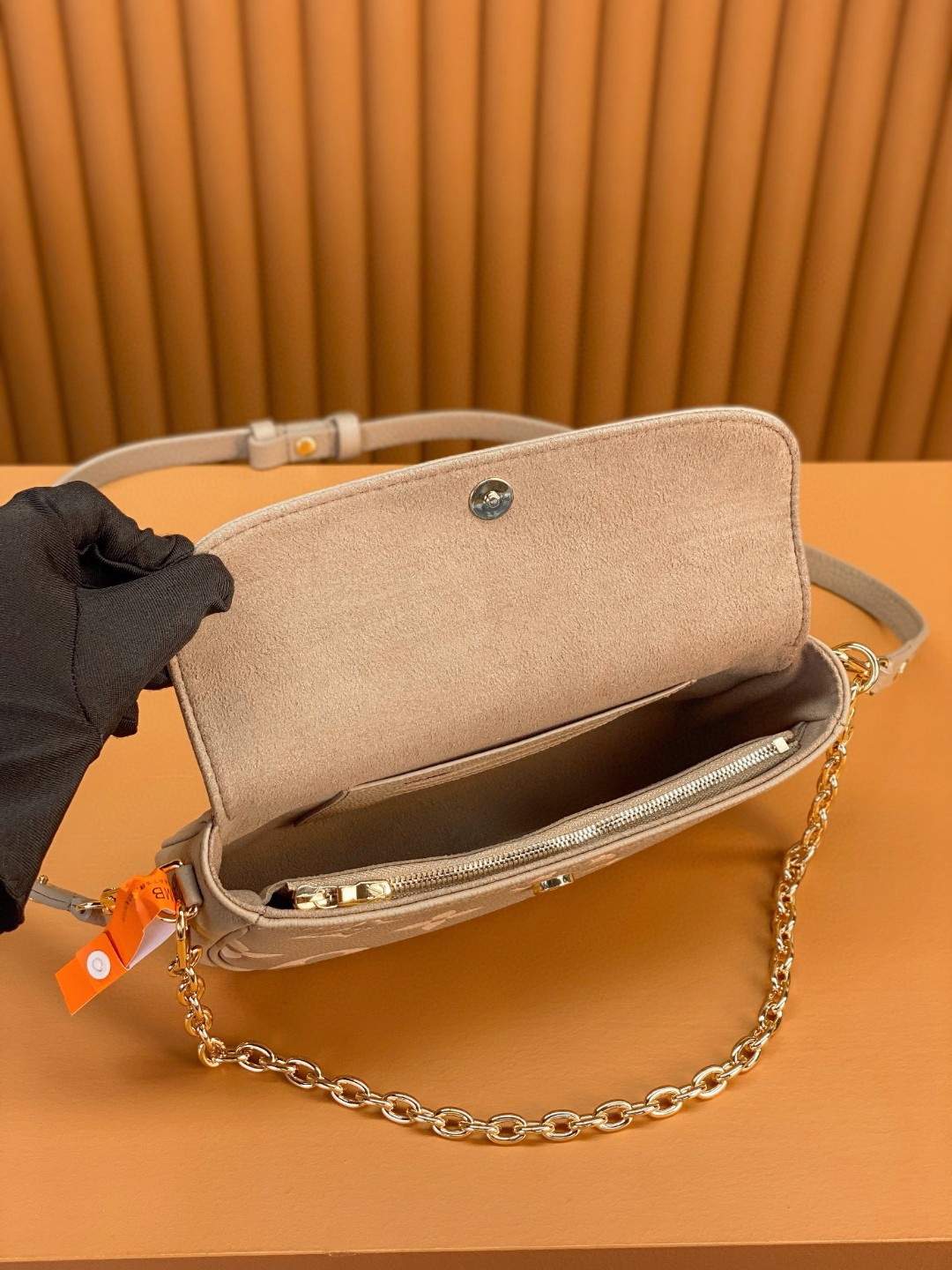 LOUIS VUITTON 路易威登 IVY 金属链条老花满印牛皮革 法棍包 腋下包 斜挎包 单肩包 手提包 米灰色 M82211