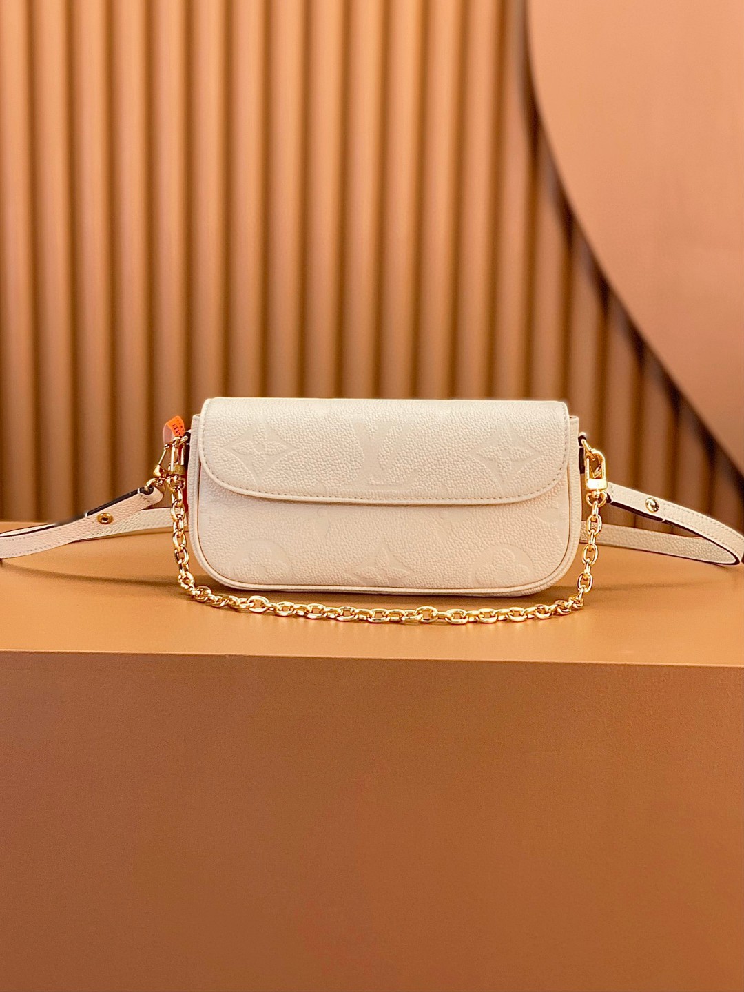 LOUIS VUITTON 路易威登 IVY 金属链条老花满印牛皮革 法棍包 腋下包 斜挎包 单肩包 手提包 白色 M82210