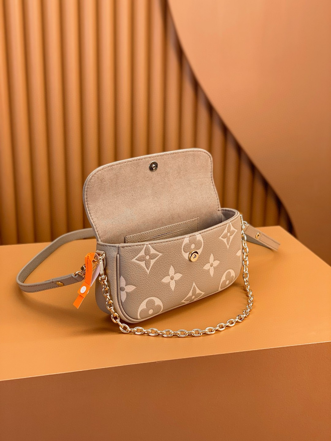 LOUIS VUITTON 路易威登 IVY 金属链条老花满印牛皮革 法棍包 腋下包 斜挎包 单肩包 手提包 米灰色 M82211