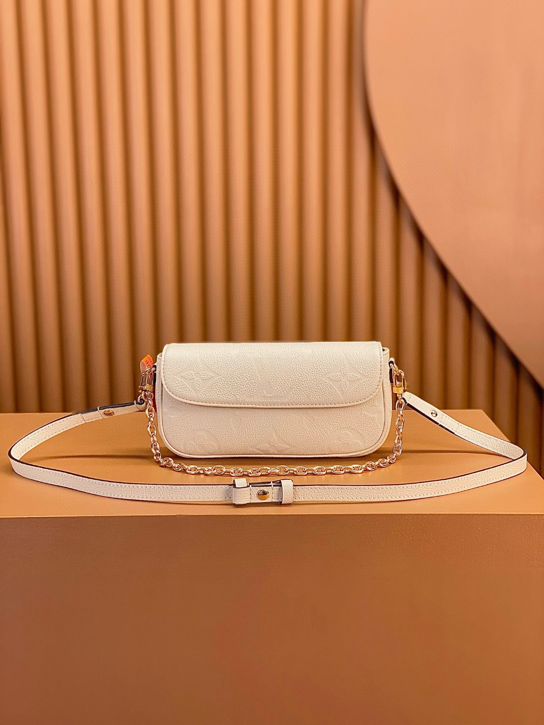 LOUIS VUITTON 路易威登 IVY 金属链条老花满印牛皮革 法棍包 腋下包 斜挎包 单肩包 手提包 白色 M82210