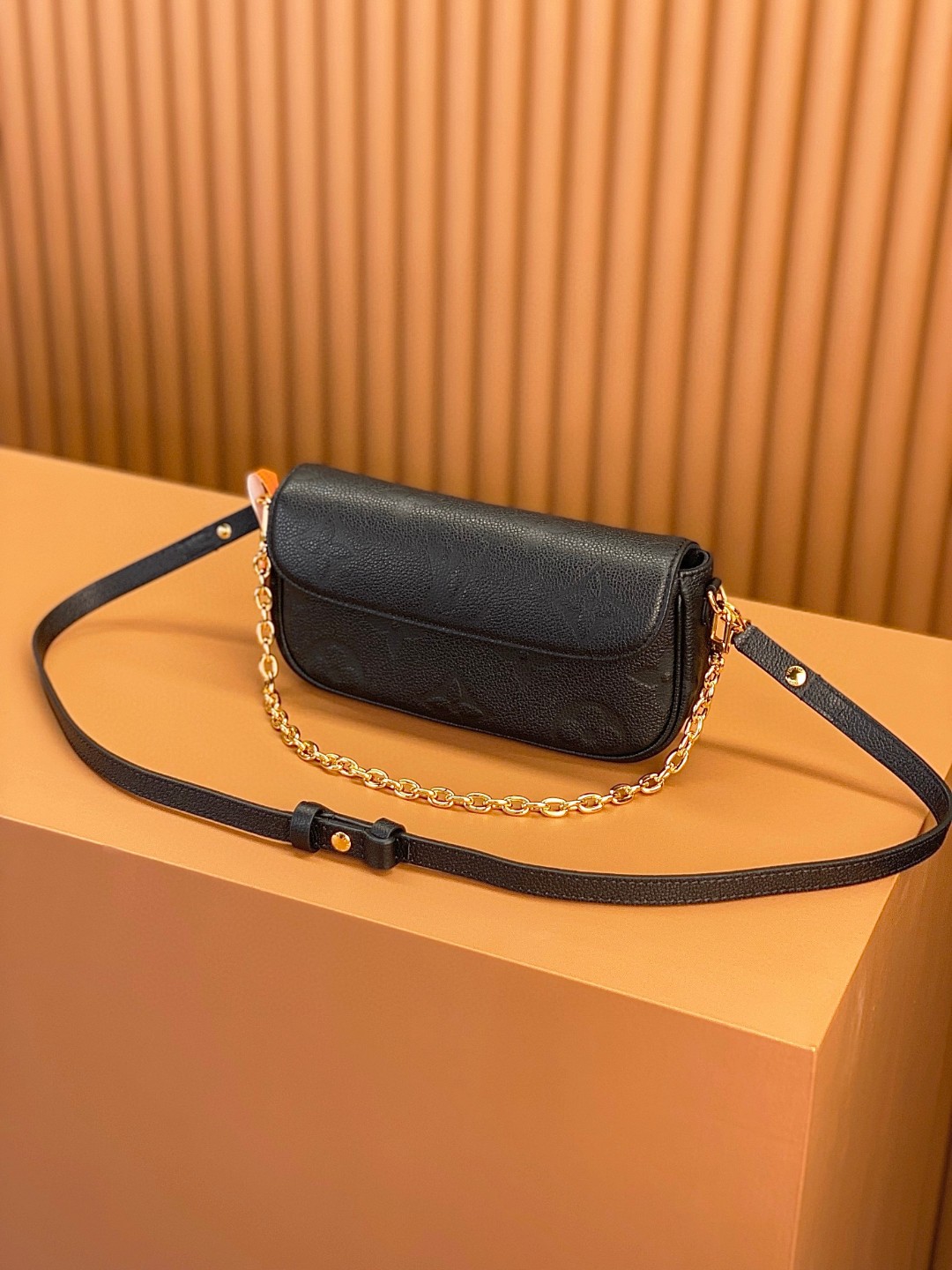 LOUIS VUITTON 路易威登 IVY 金属链条老花满印牛皮革 法棍包 腋下包 斜挎包 单肩包 手提包 黑色 M82154