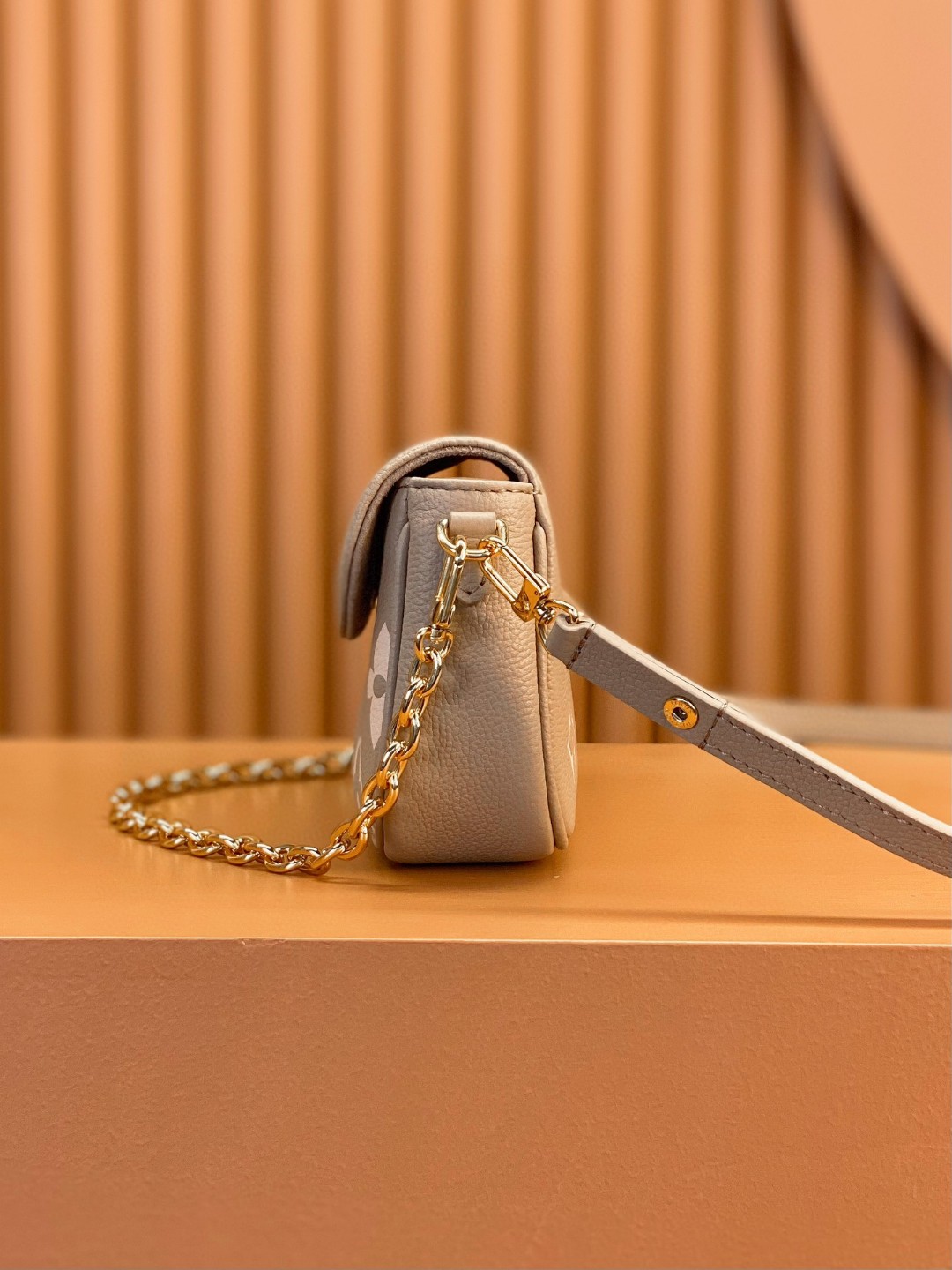 LOUIS VUITTON 路易威登 IVY 金属链条老花满印牛皮革 法棍包 腋下包 斜挎包 单肩包 手提包 米灰色 M82211