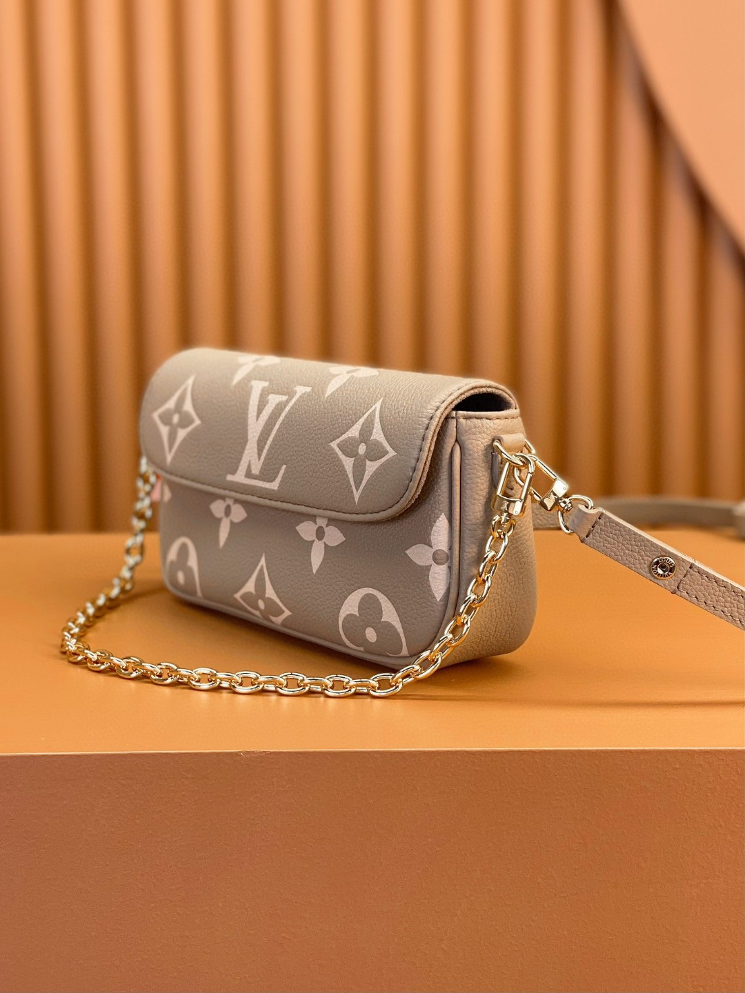 LOUIS VUITTON 路易威登 IVY 金属链条老花满印牛皮革 法棍包 腋下包 斜挎包 单肩包 手提包 米灰色 M82211