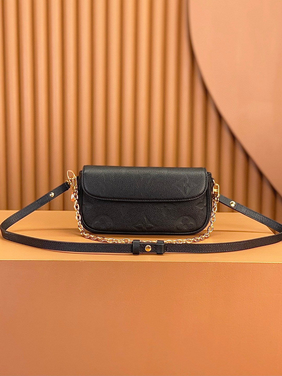 LOUIS VUITTON 路易威登 IVY 金属链条老花满印牛皮革 法棍包 腋下包 斜挎包 单肩包 手提包 黑色 M82154