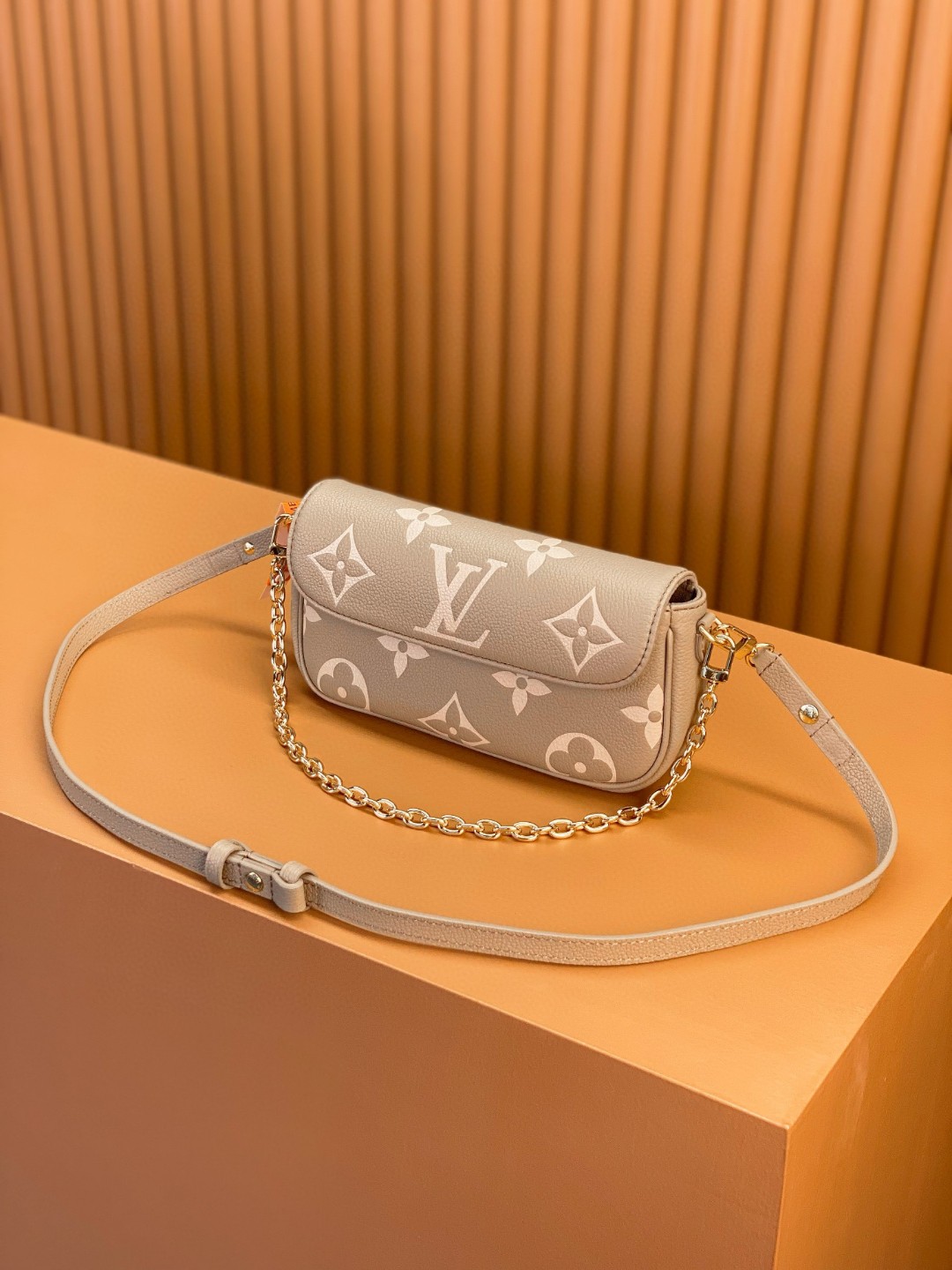 LOUIS VUITTON 路易威登 IVY 金属链条老花满印牛皮革 法棍包 腋下包 斜挎包 单肩包 手提包 米灰色 M82211