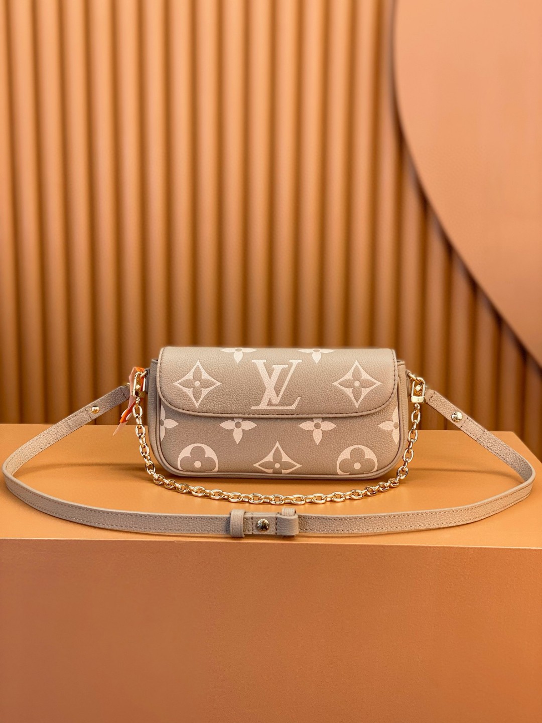 LOUIS VUITTON 路易威登 IVY 金属链条老花满印牛皮革 法棍包 腋下包 斜挎包 单肩包 手提包 米灰色 M82211