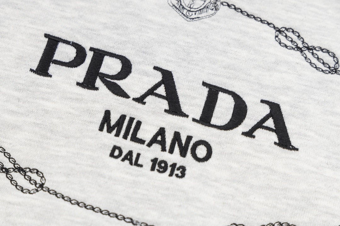 PRADA 普拉达 logo字母刺绣图案 长袖 卫衣 短款 休闲 女款 米白色 134676-1X6Q-F0018