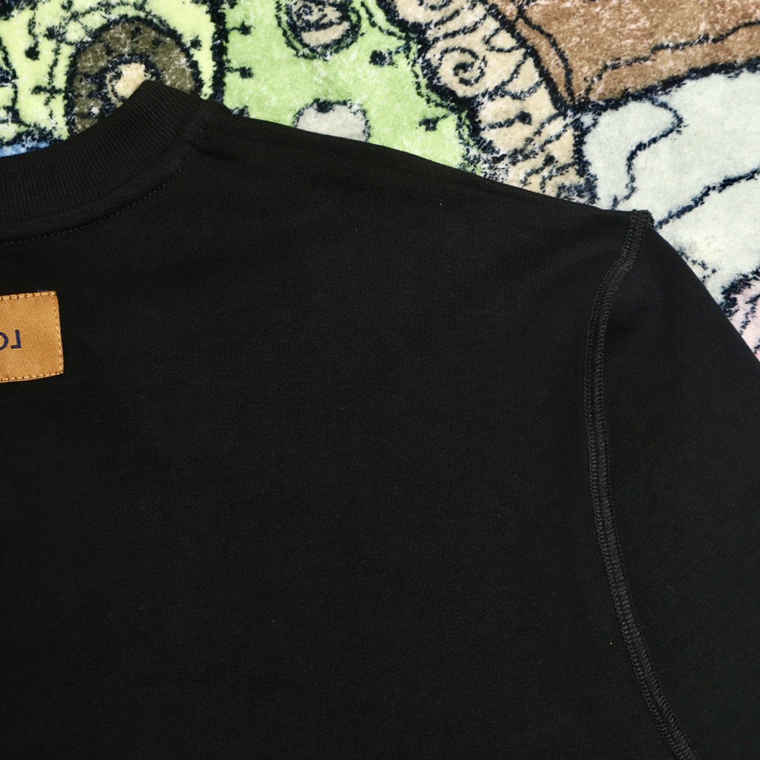 LOUIS VUITTON 路易威登 乐队演唱会字母印花 圆领 短袖 T 恤 上衣 夏款 男女同款 黑色 1AARPC