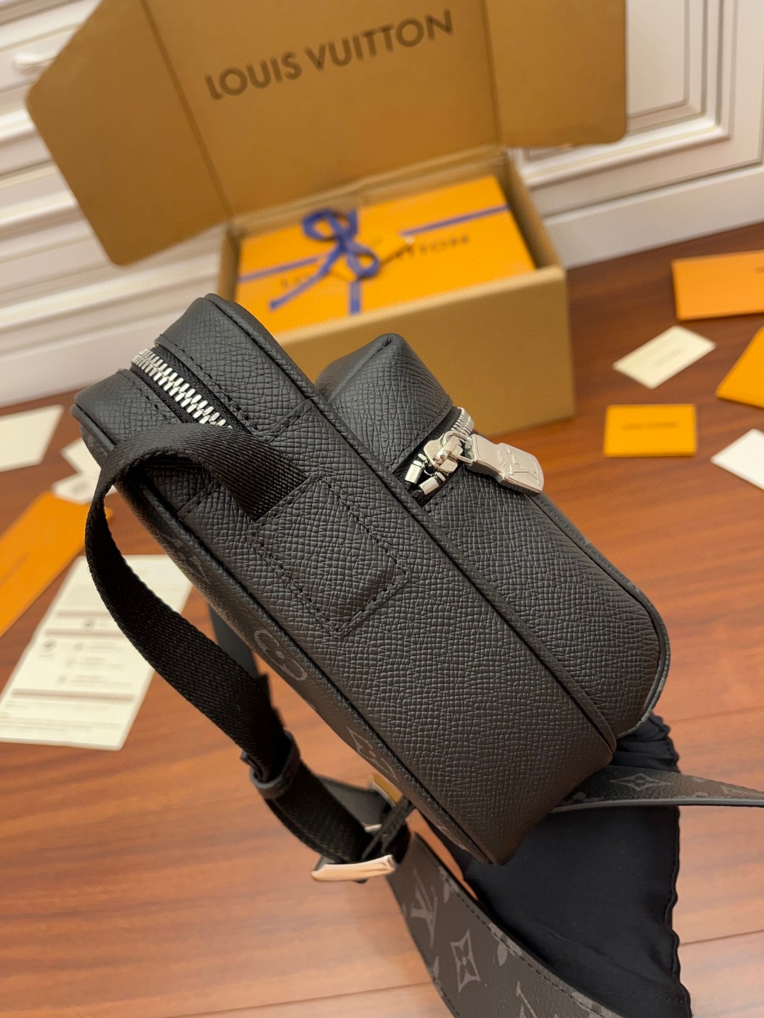 LOUIS VUITTON 路易威登 Outdoor 经典老花牛皮拼涂层帆布 邮差包 斜挎包 单肩包 手提包 黑色 M30233