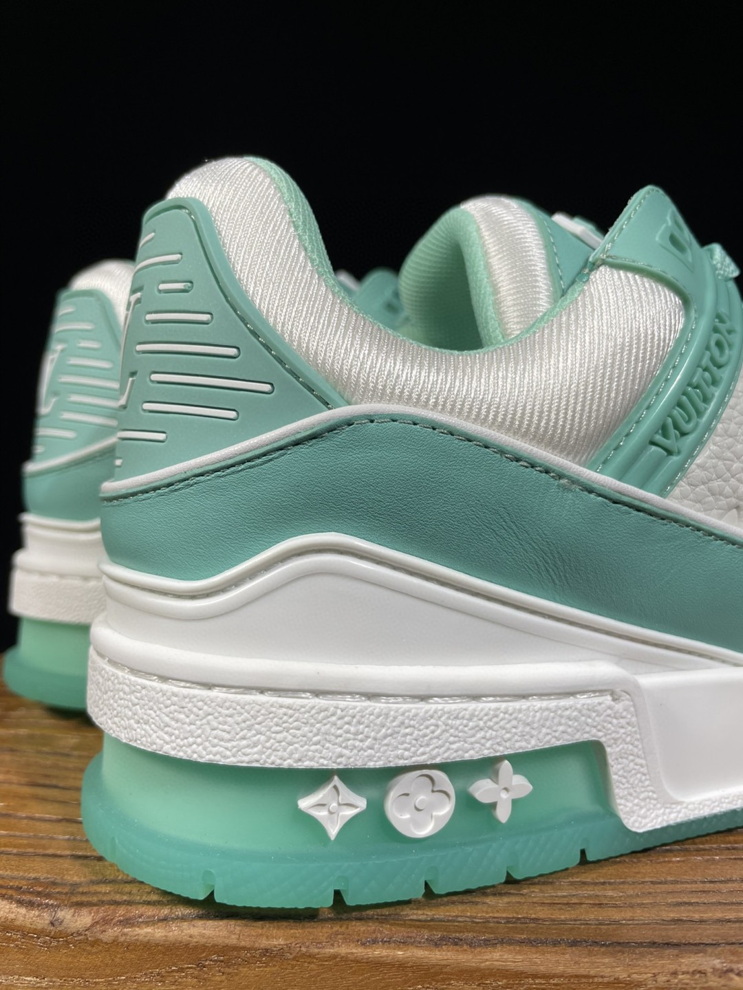 Louis Vuitton 路易威登 Trainer 牛皮 蒂芙尼绿 休闲鞋 板鞋 运动鞋 男鞋 女鞋 1A8KBQ