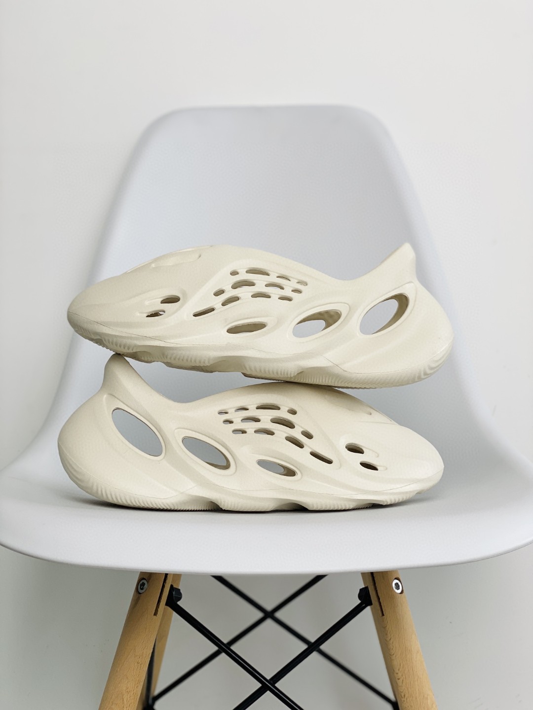 adidas originals Yeezy Foam Runner  Ararat 白色 运动凉鞋 洞洞鞋 拖鞋 室内室外拖 男鞋 女鞋 G55486