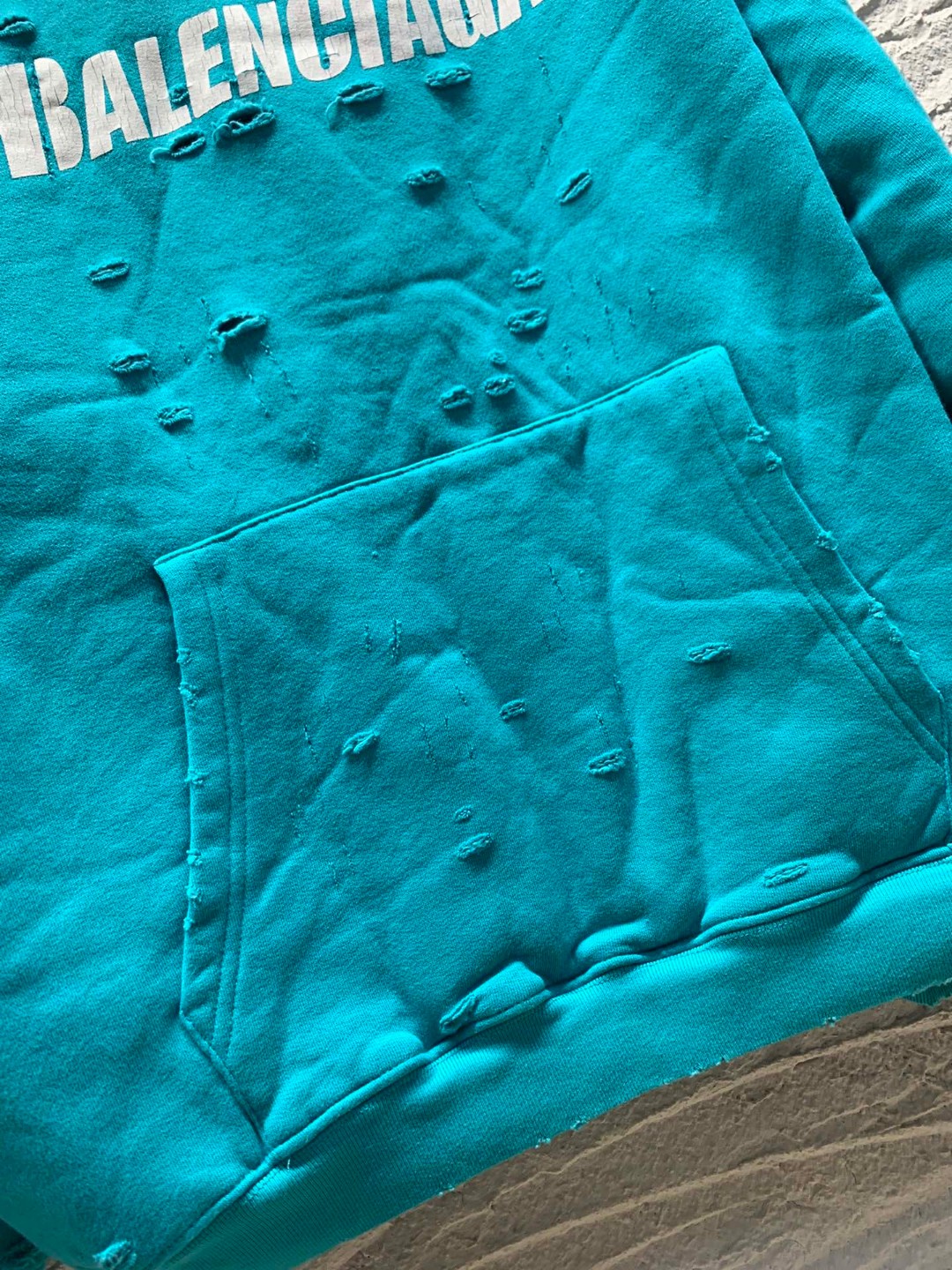 Balenciaga 巴黎世家 SS22 Destroyed Logo印花 破洞 天蓝色 连帽卫衣 套头卫衣 长袖 秋冬 男女同款 659403TKVB64661