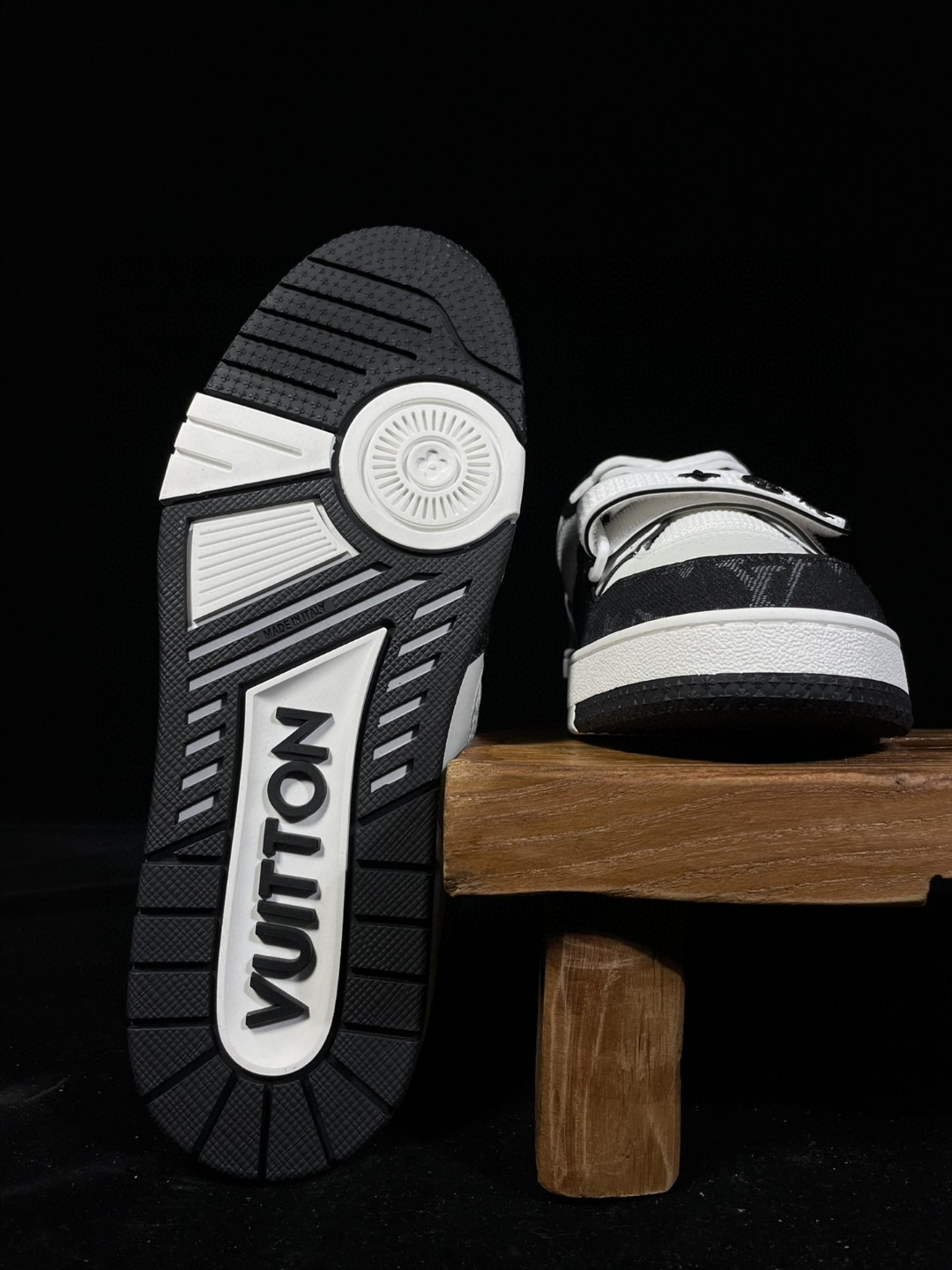 Louis Vuitton 路易威登 Trainer 魔术贴 牛皮 黑白 熊猫 低筒 休闲鞋 板鞋 运动鞋 男鞋 女鞋 1A9ZB0