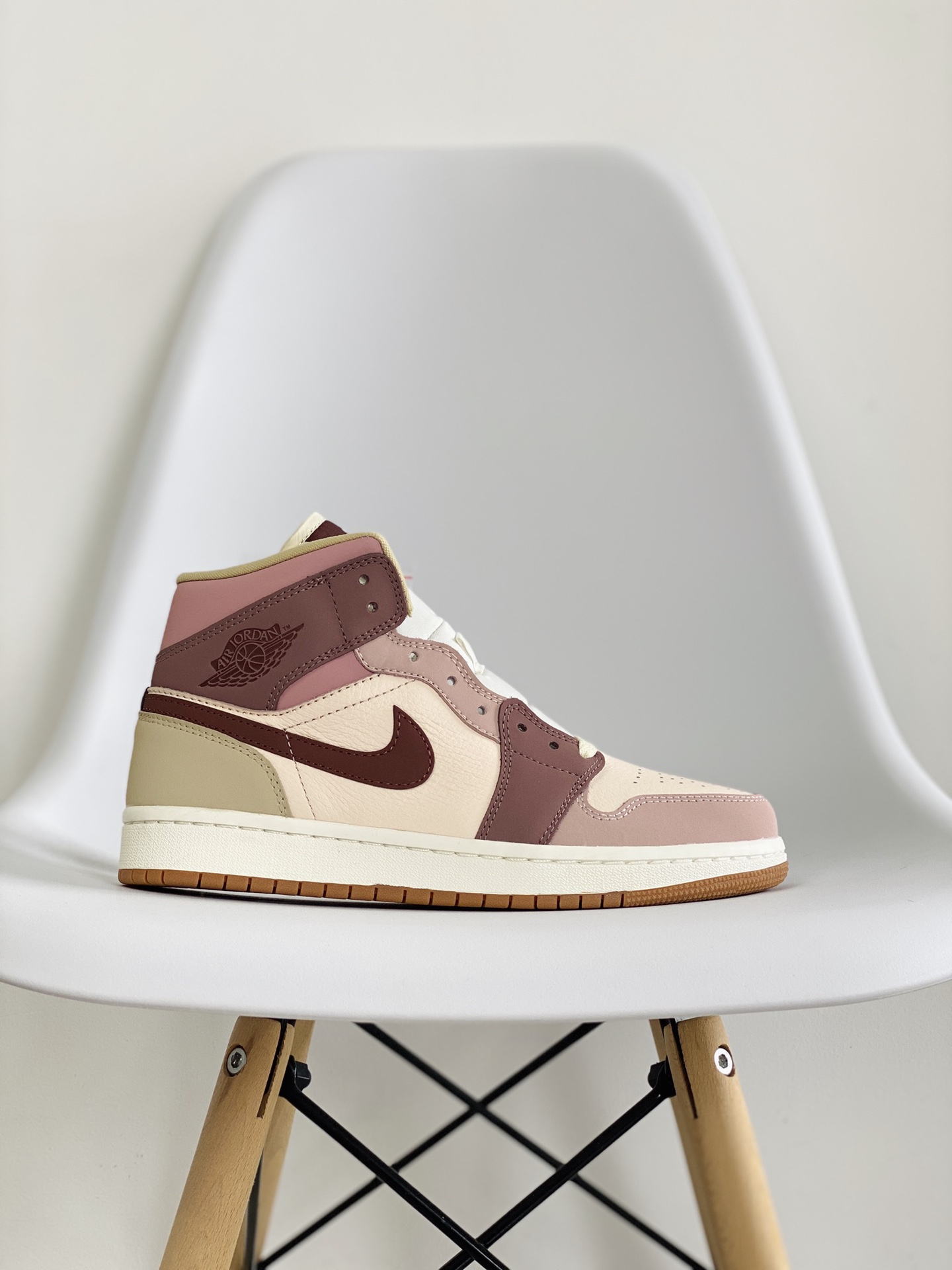 Air Jordan 1 Mid AJ1 SE Neutral 紅豆 休闲鞋 女鞋 男鞋 情侣鞋 板鞋  DO7440-821