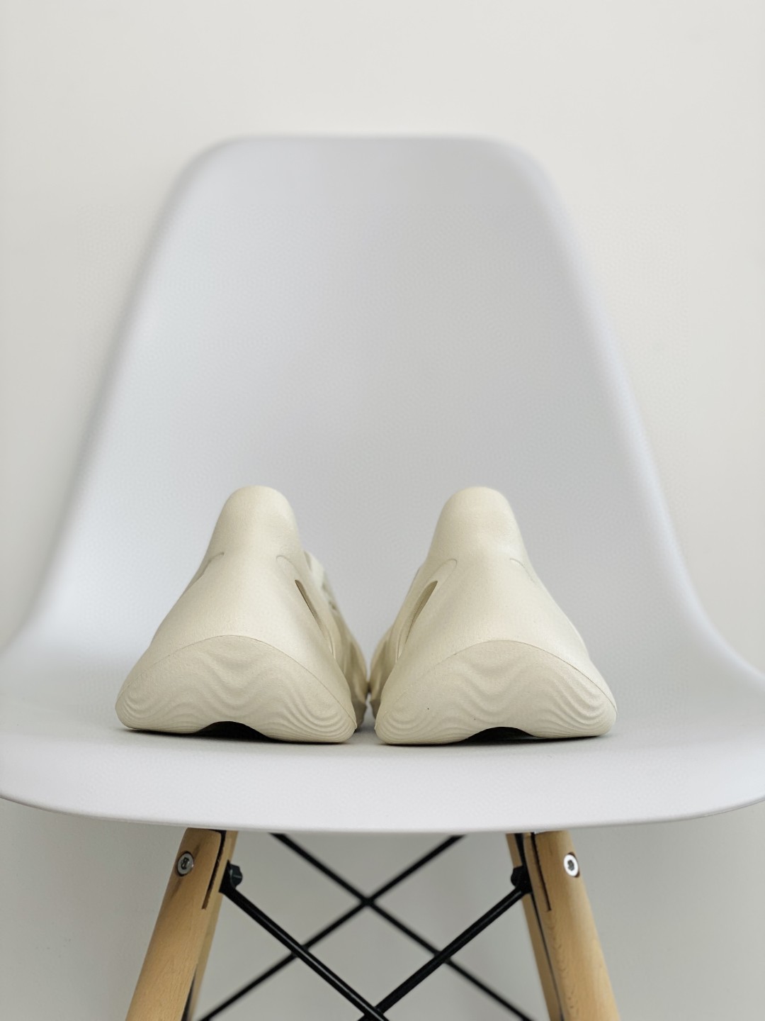 adidas originals Yeezy Foam Runner Sand 沙色 洞洞鞋 拖鞋 室内室外拖 FY4567-2021