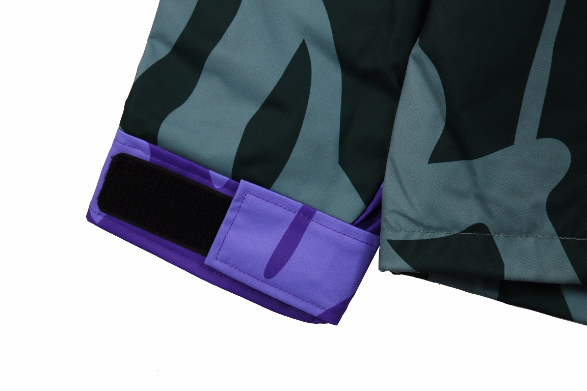 The North Face KAWS 1986 mOUTAIN Jacket 聯名款 綠色 戶外拼色连帽冲锋衣 夾克 防水 防風 透氣 外套 男款 女款 NF0A7WLW-75Y