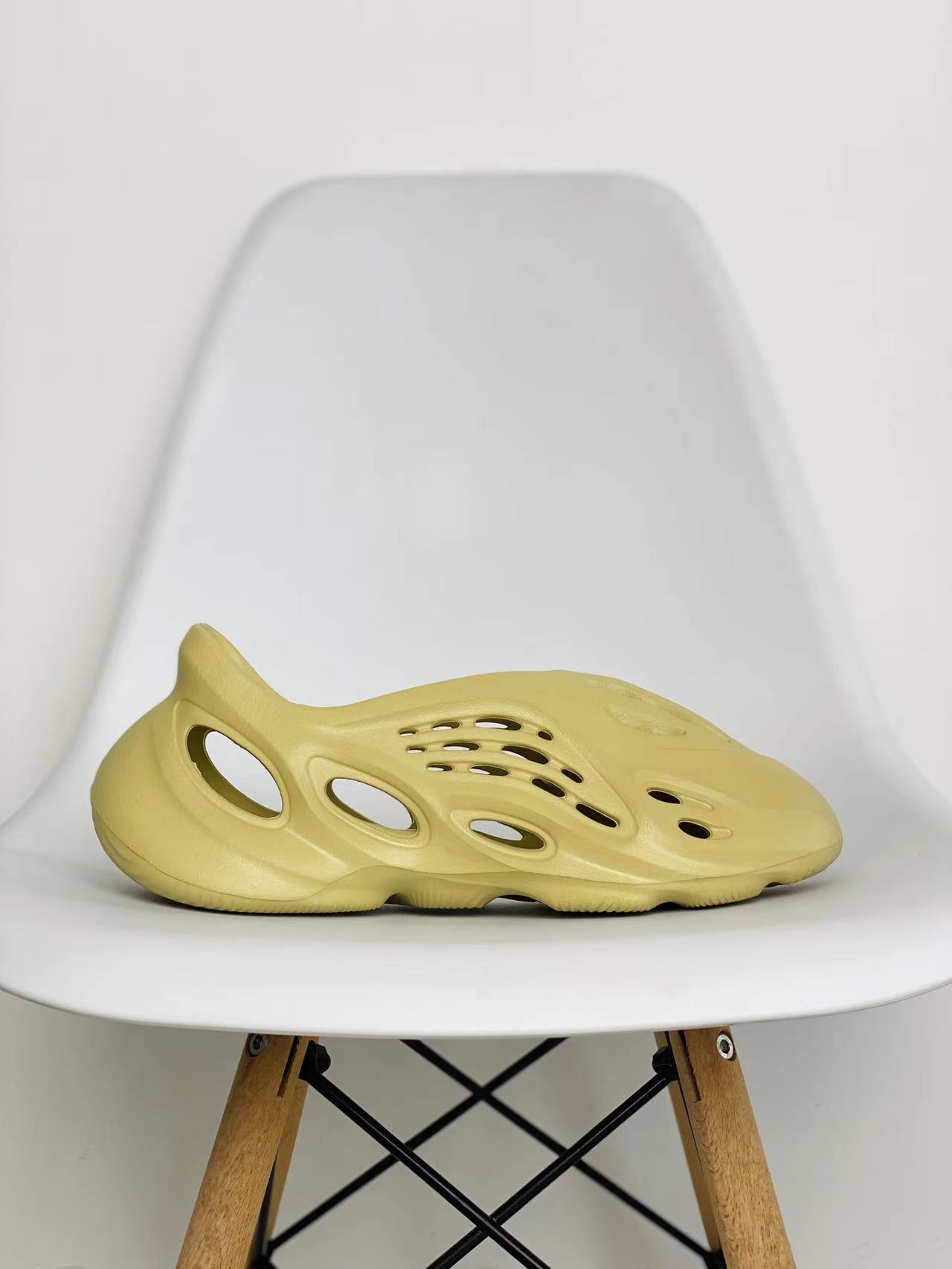 adidas originals Yeezy Foam Runner Sand 土黄 米黄 硫磺  运动凉鞋 洞洞鞋 拖鞋 室内室外拖 男鞋 女鞋 GV6775