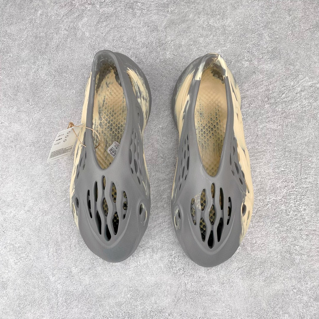 adidas originals Yeezy Foam Runner MXT Moon Grey 灰黄 运动凉鞋 洞洞鞋 拖鞋 室内室外拖 男鞋 女鞋  GV7904