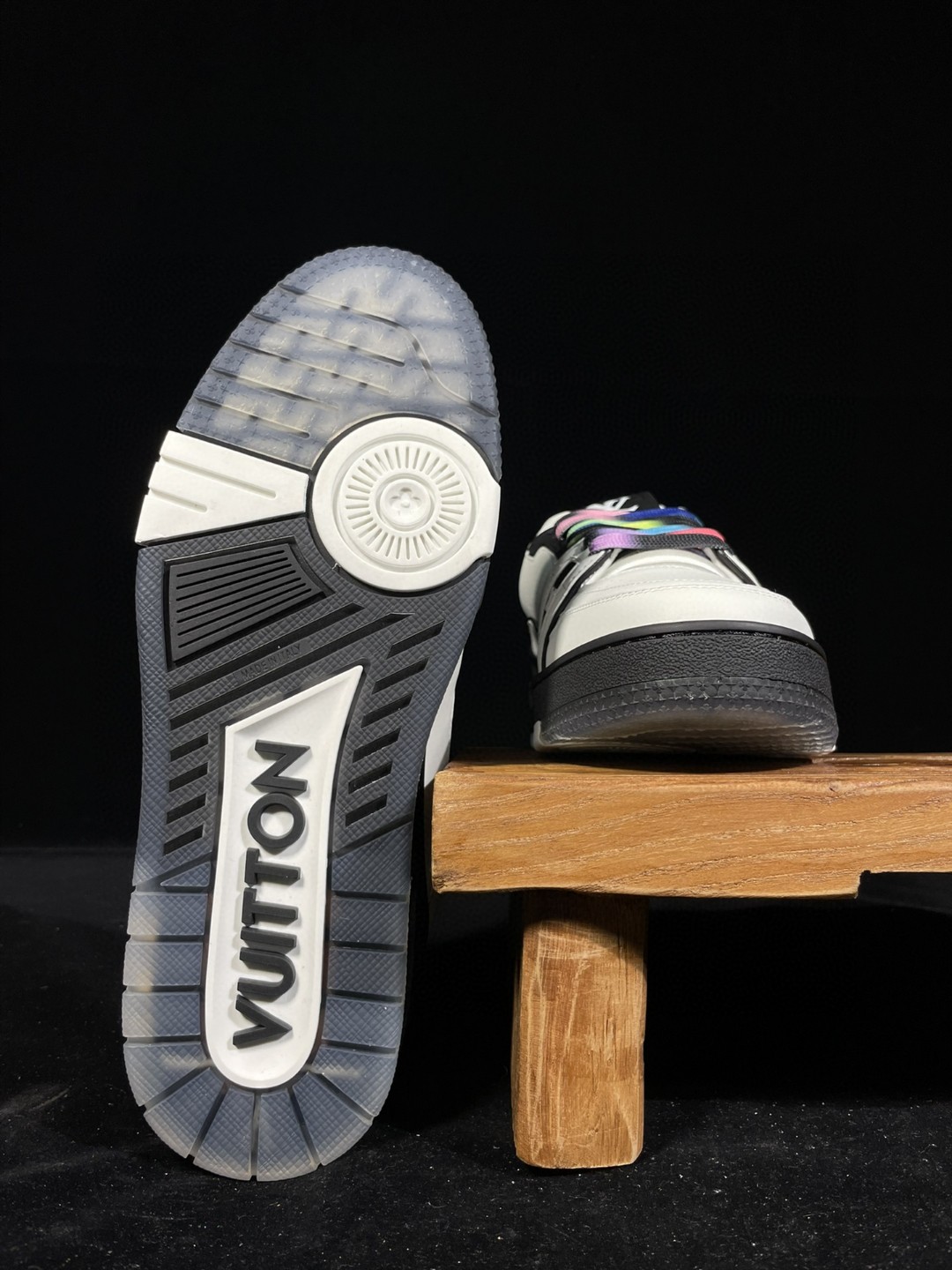 Louis Vuitton 路易威登 Trainer 牛皮 白黑 低筒 休闲鞋 板鞋 男鞋 女鞋 1A9ADA