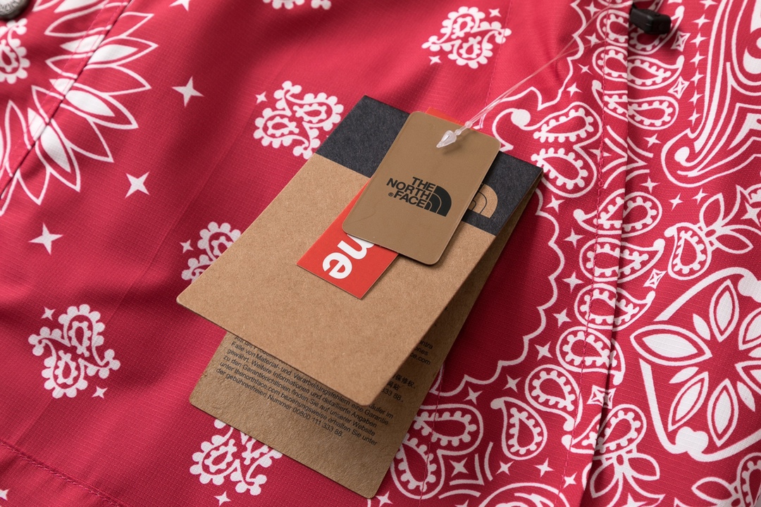 Supreme The North Face 14FW Bandana Mountain Jacket  Red  聯名款 紅色色 變形蟲 腰果花 连帽冲锋衣 夾克 防水 防風 外套 男款 女款 SUP-FW14-636