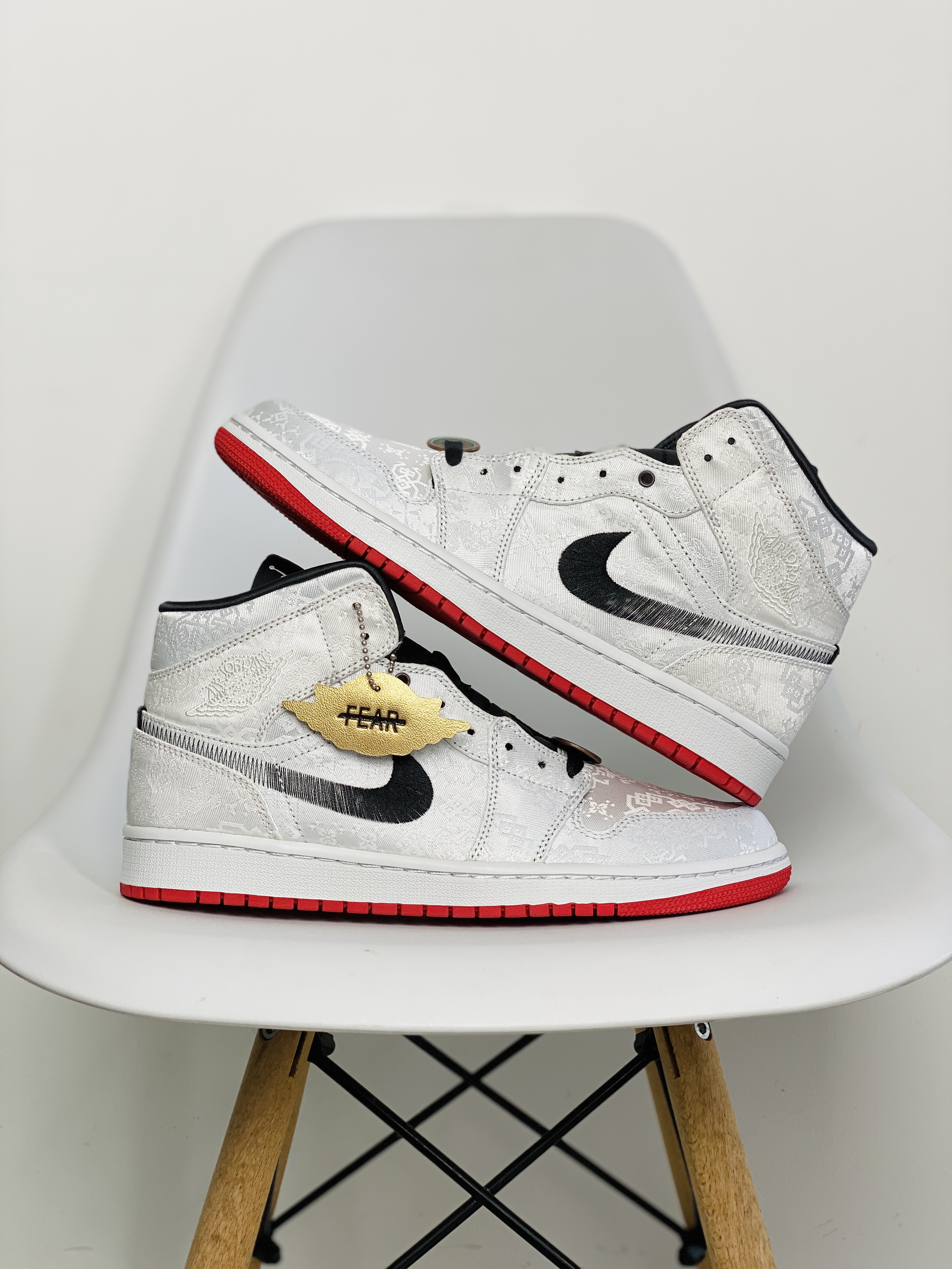 CLOT Air Jordan 1 Mid AJ1  Fearless 陈冠希 白丝绸 铜钱  篮球鞋 运动鞋 休闲鞋 男鞋 CU2804-100