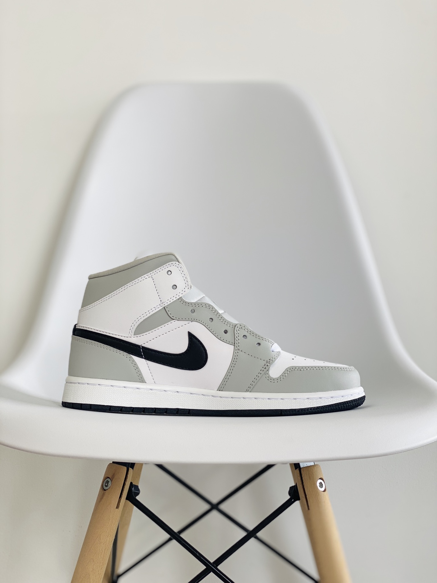 Air Jordan 1 Mid AJ1 Lighs Smoke Grey 煙灰  休闲鞋 女鞋 男鞋 情侣鞋 BQ6472-105