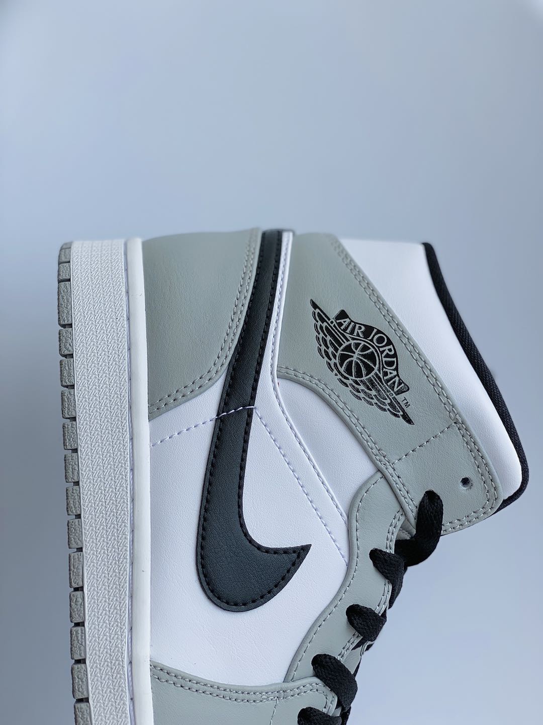 Air Jordan 1 Mid AJ1 Light Smoke Grey 小烟灰 灰白 休闲鞋 女鞋 男鞋 情侣鞋 554724-092
