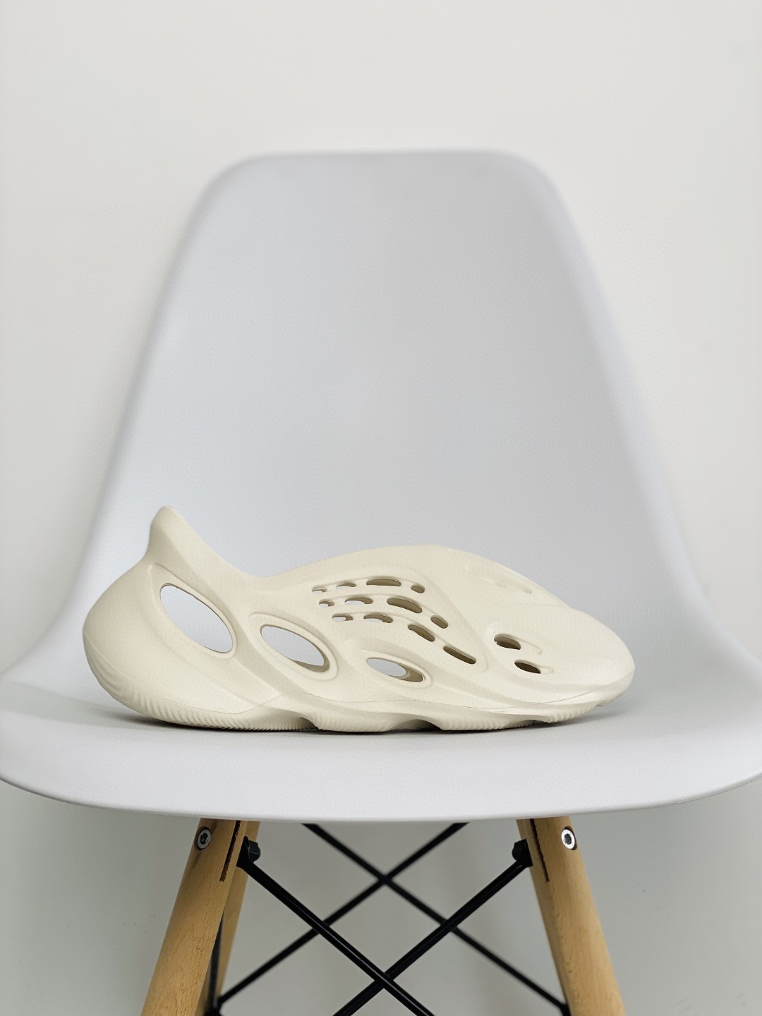 adidas originals Yeezy Foam Runner  Ararat 白色 运动凉鞋 洞洞鞋 拖鞋 室内室外拖 男鞋 女鞋 G55486