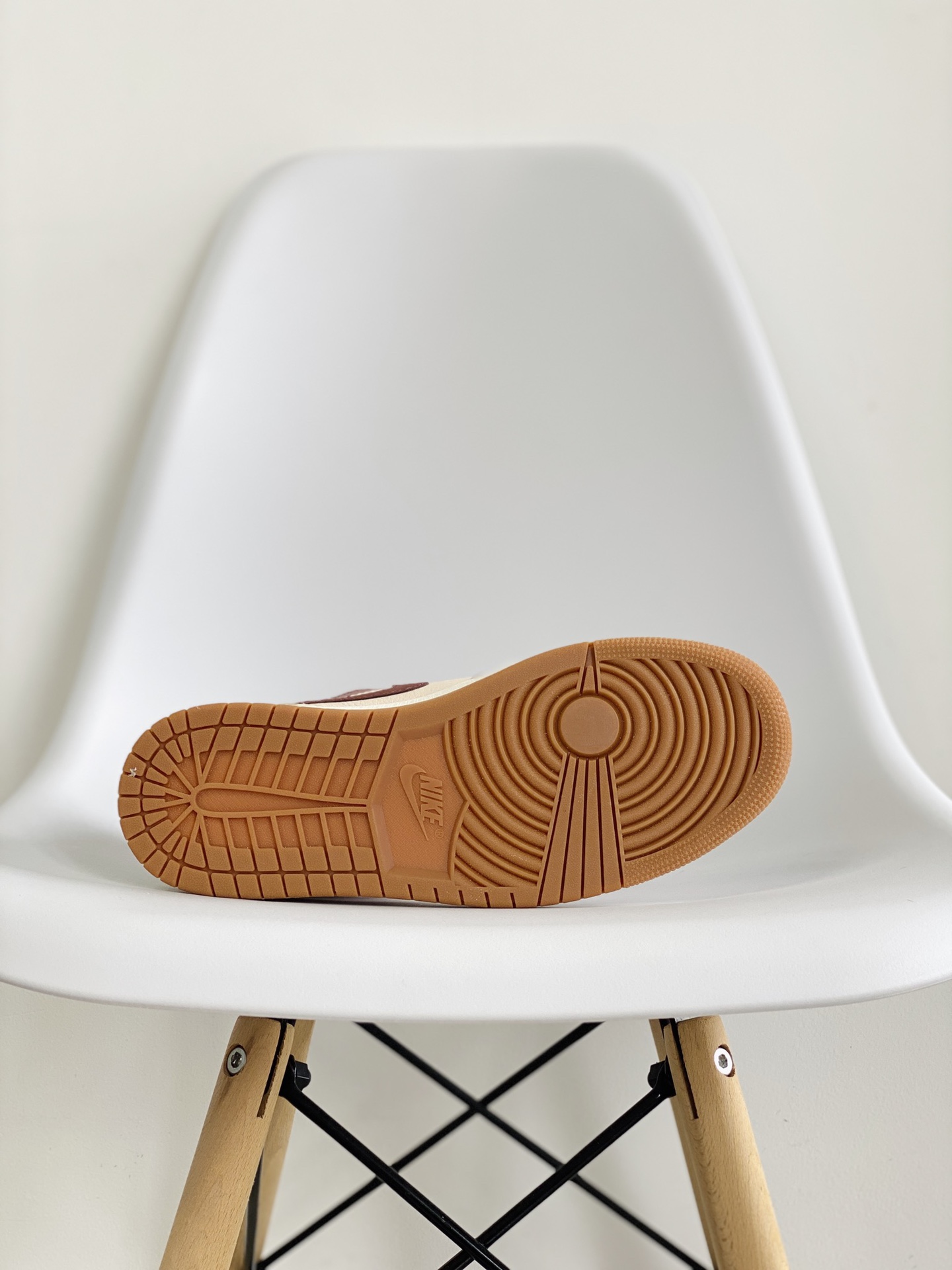 Air Jordan 1 Mid AJ1 SE Neutral 紅豆 休闲鞋 女鞋 男鞋 情侣鞋 板鞋  DO7440-821