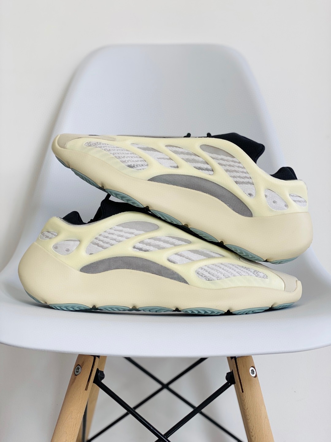 adidas originals Yeezy 700V3  Azael 白色 异形 低筒 休闲鞋 运动鞋 老爹鞋 男鞋 女鞋 FW4980